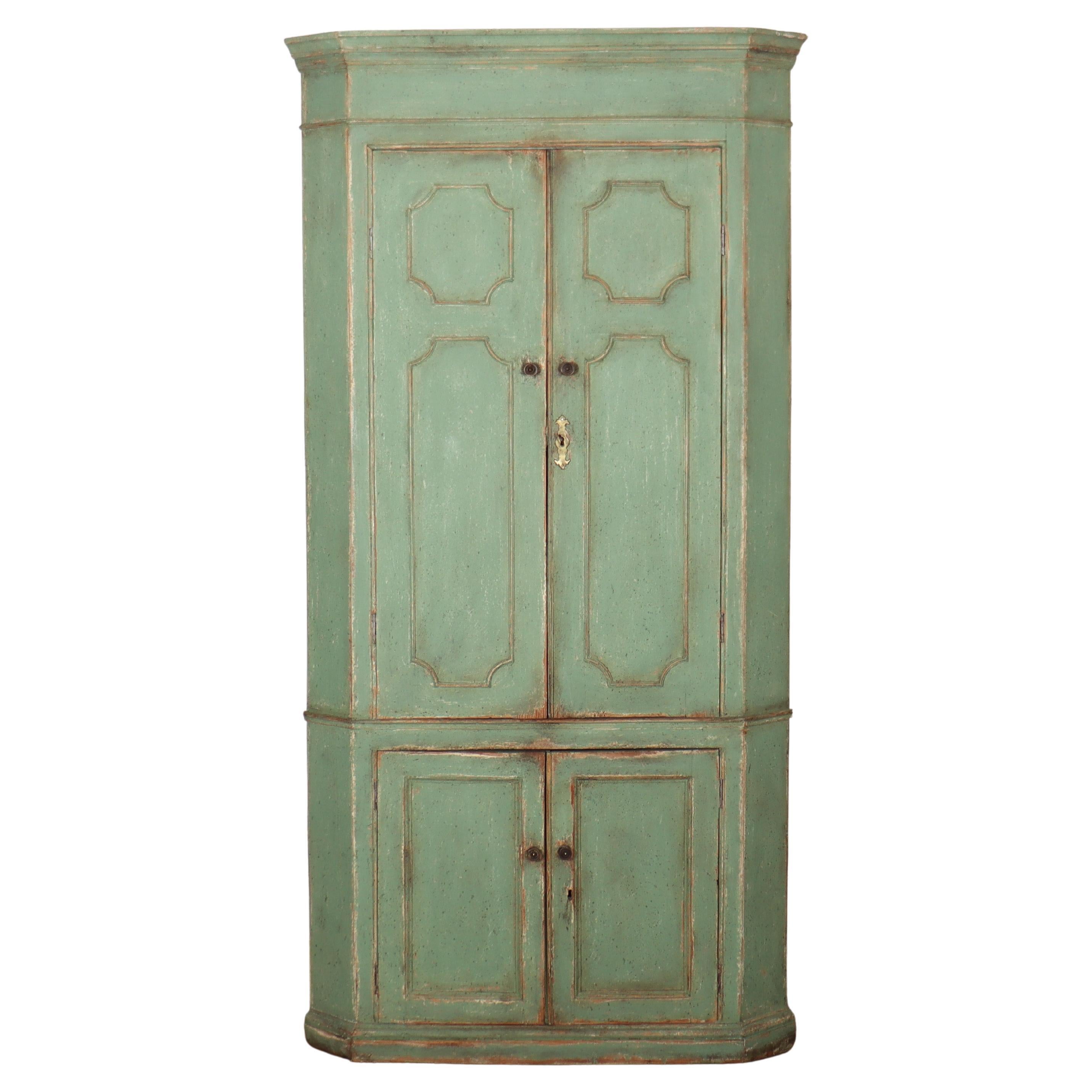 Credenza angolare inglese del XVIII secolo