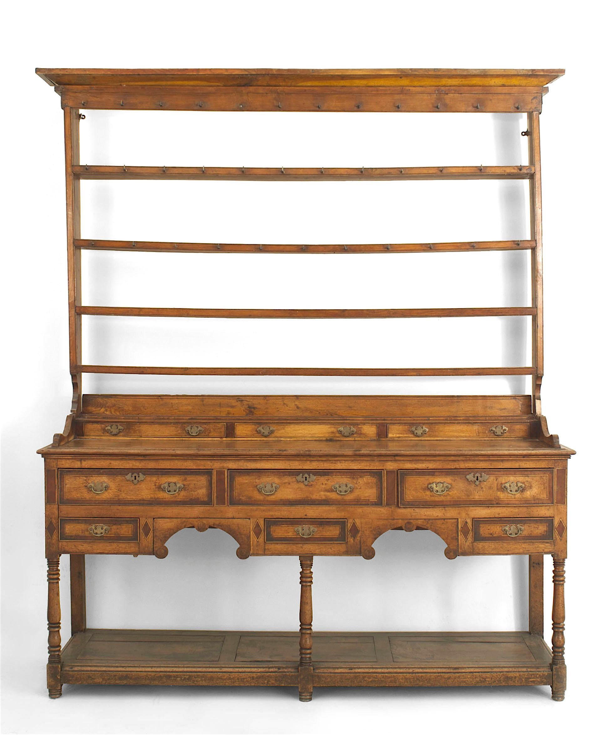 Huche de style campagnard anglais (18e siècle) avec une super structure à étagère ouverte avec des crochets au-dessus de 3 tiroirs étroits et une section inférieure avec 3 grands et 3 petits tiroirs et une étagère inférieure

