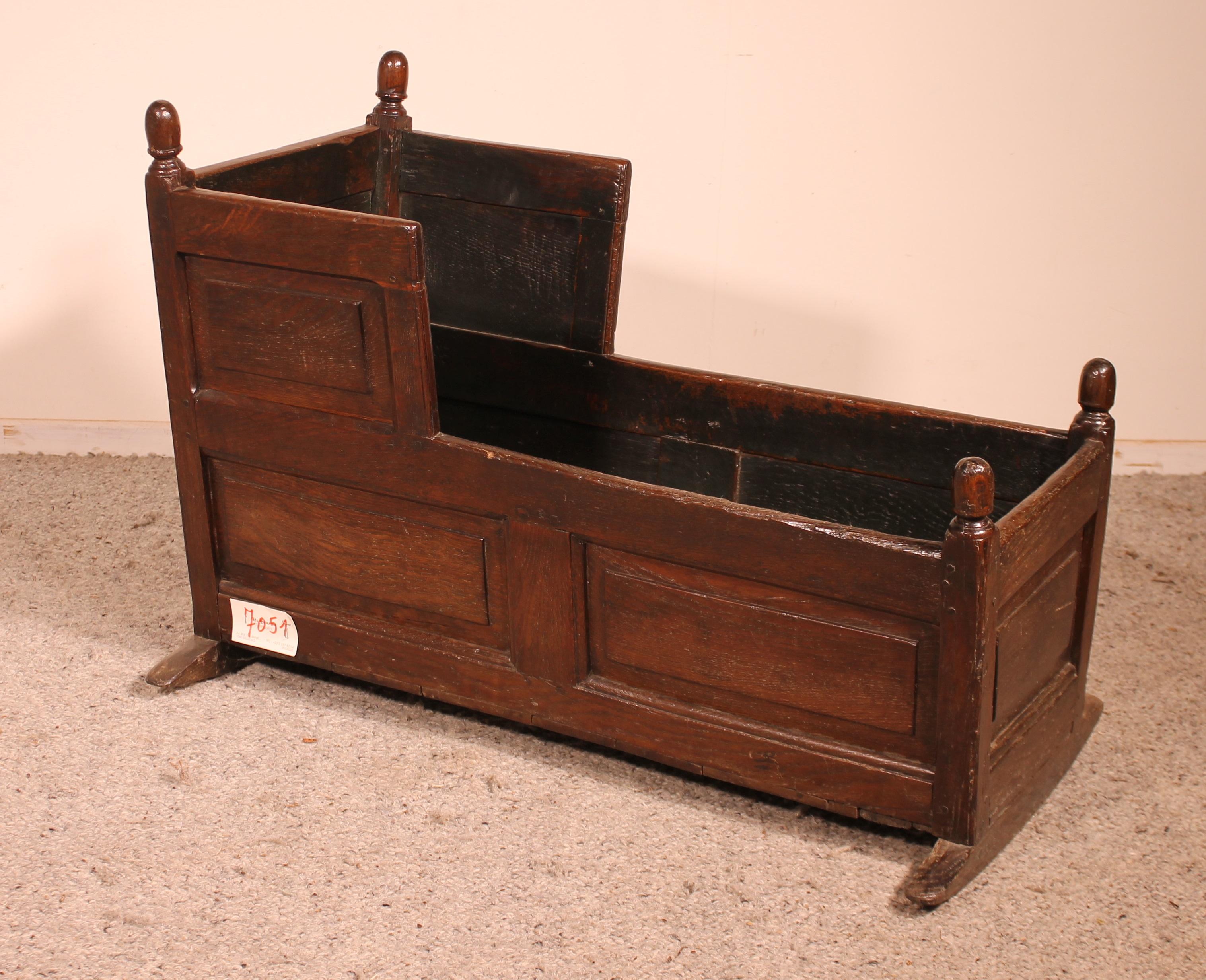 Georgian 18th Century English Cradle in Oak For Sale