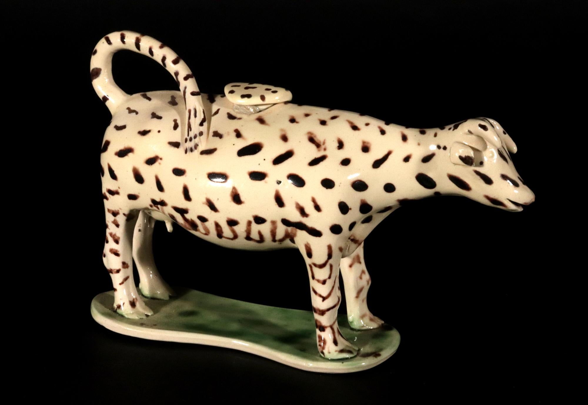 Englische Kuhcreme aus dem 18. Jahrhundert mit Deckel (Georgian) im Angebot