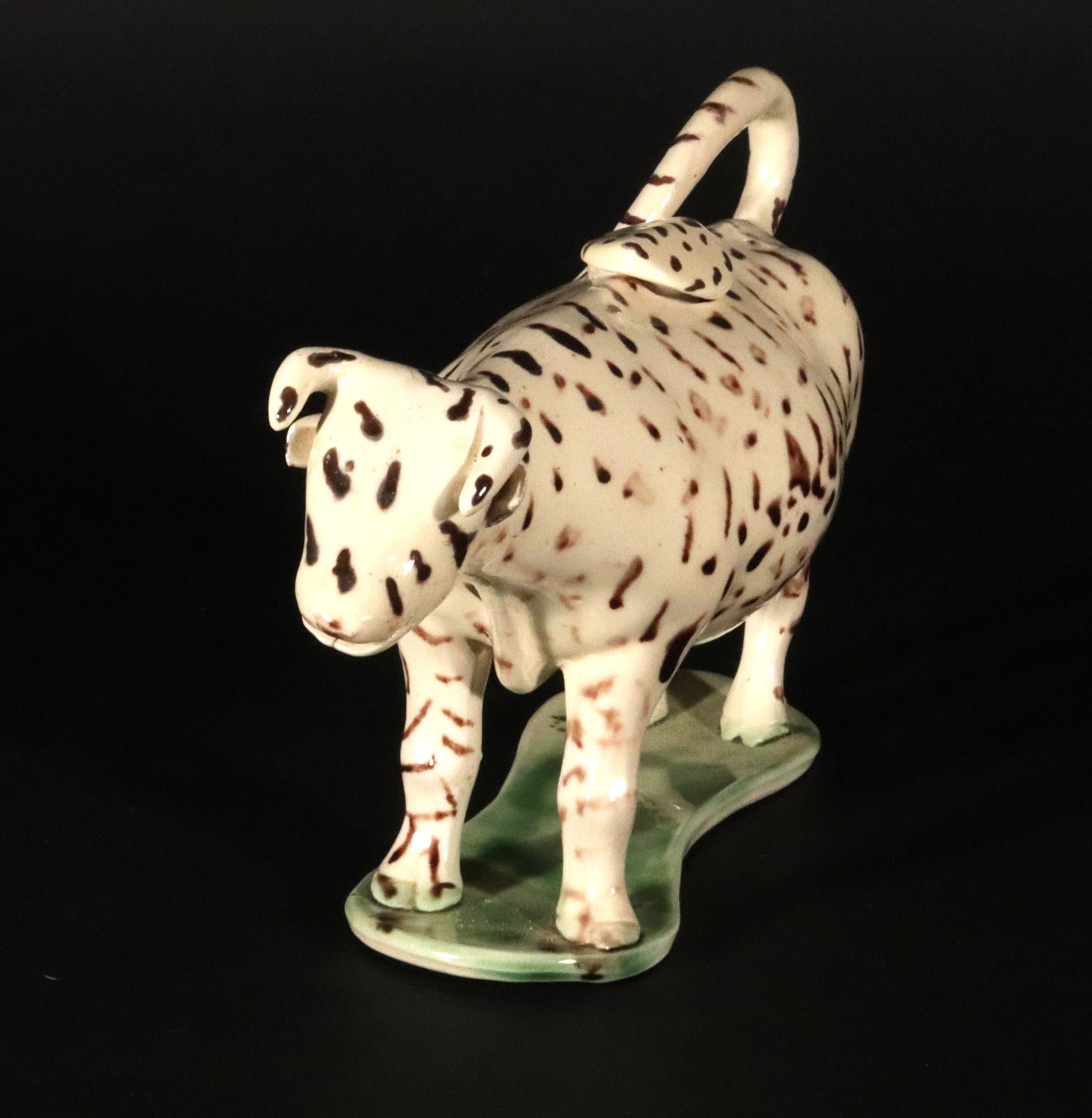 Englische Kuhcreme aus dem 18. Jahrhundert mit Deckel (Spätes 18. Jahrhundert) im Angebot