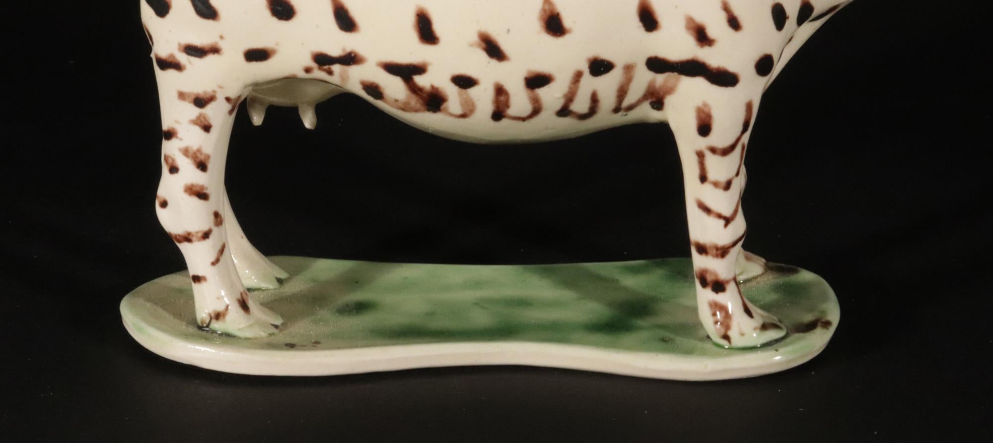 Englische Kuhcreme aus dem 18. Jahrhundert mit Deckel im Angebot 1