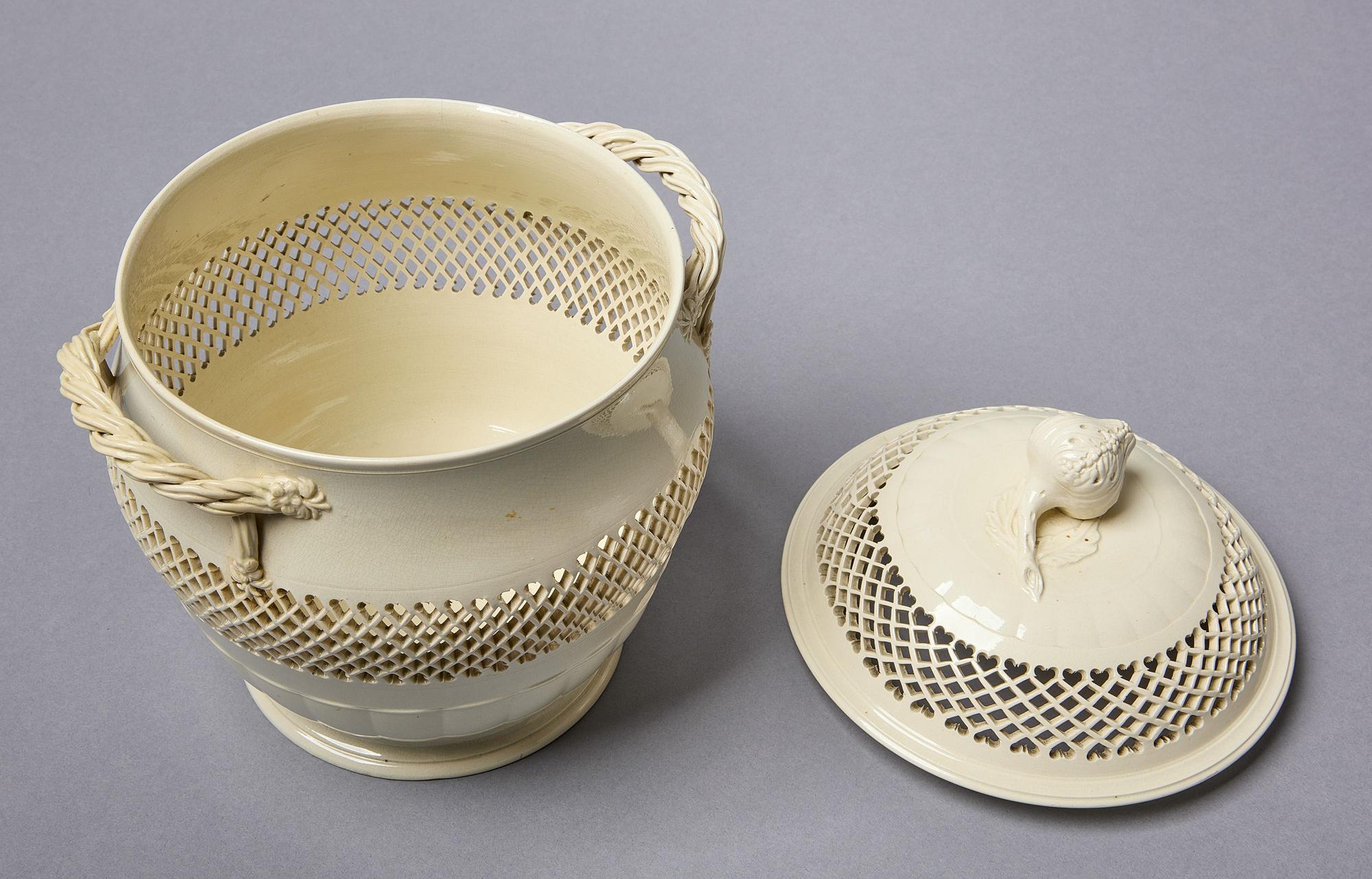 Georgiano Grande vaso coperto traforato in Creamware inglese del XVIII secolo in vendita