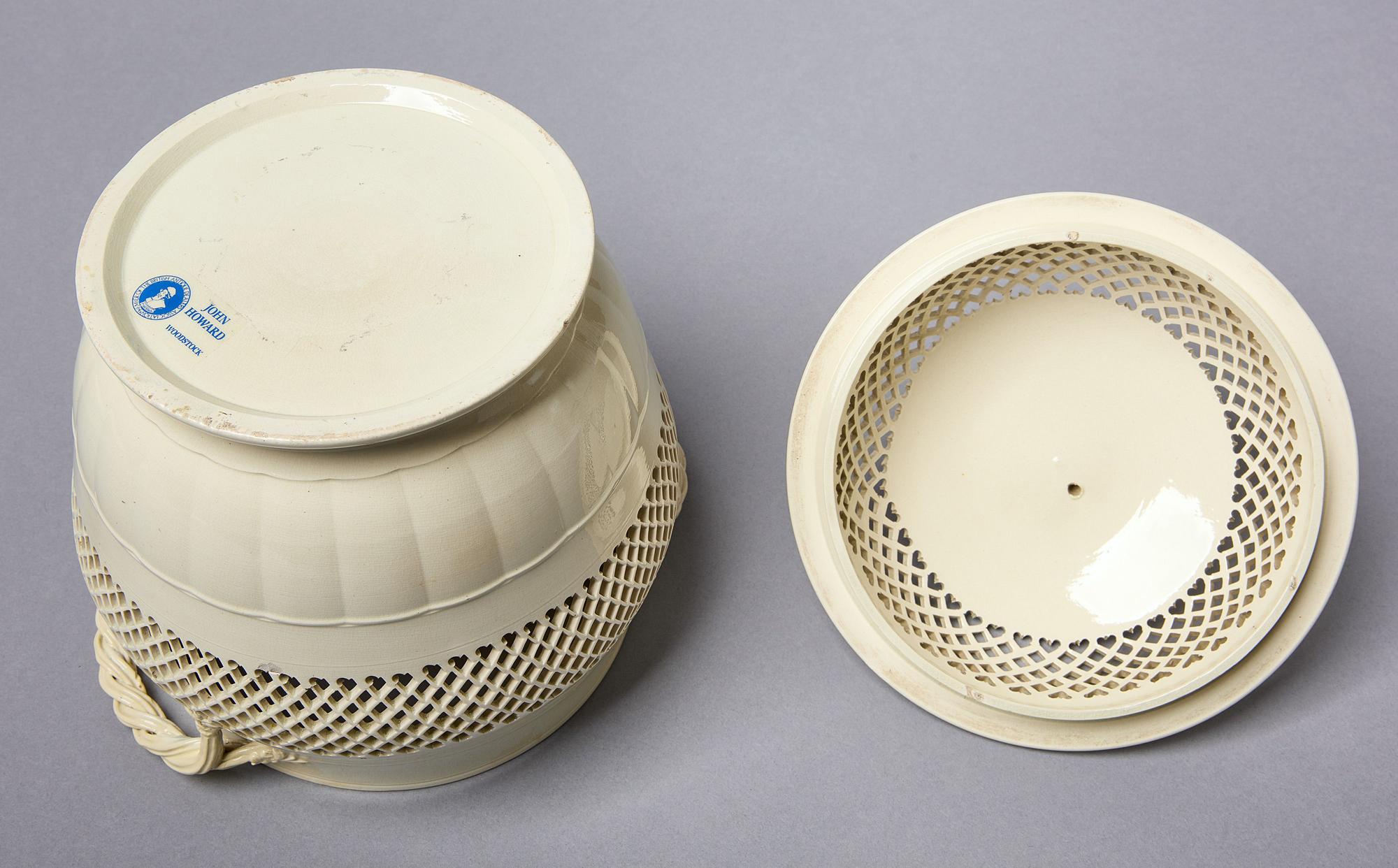 Grande vaso coperto traforato in Creamware inglese del XVIII secolo In condizioni buone in vendita a Downingtown, PA