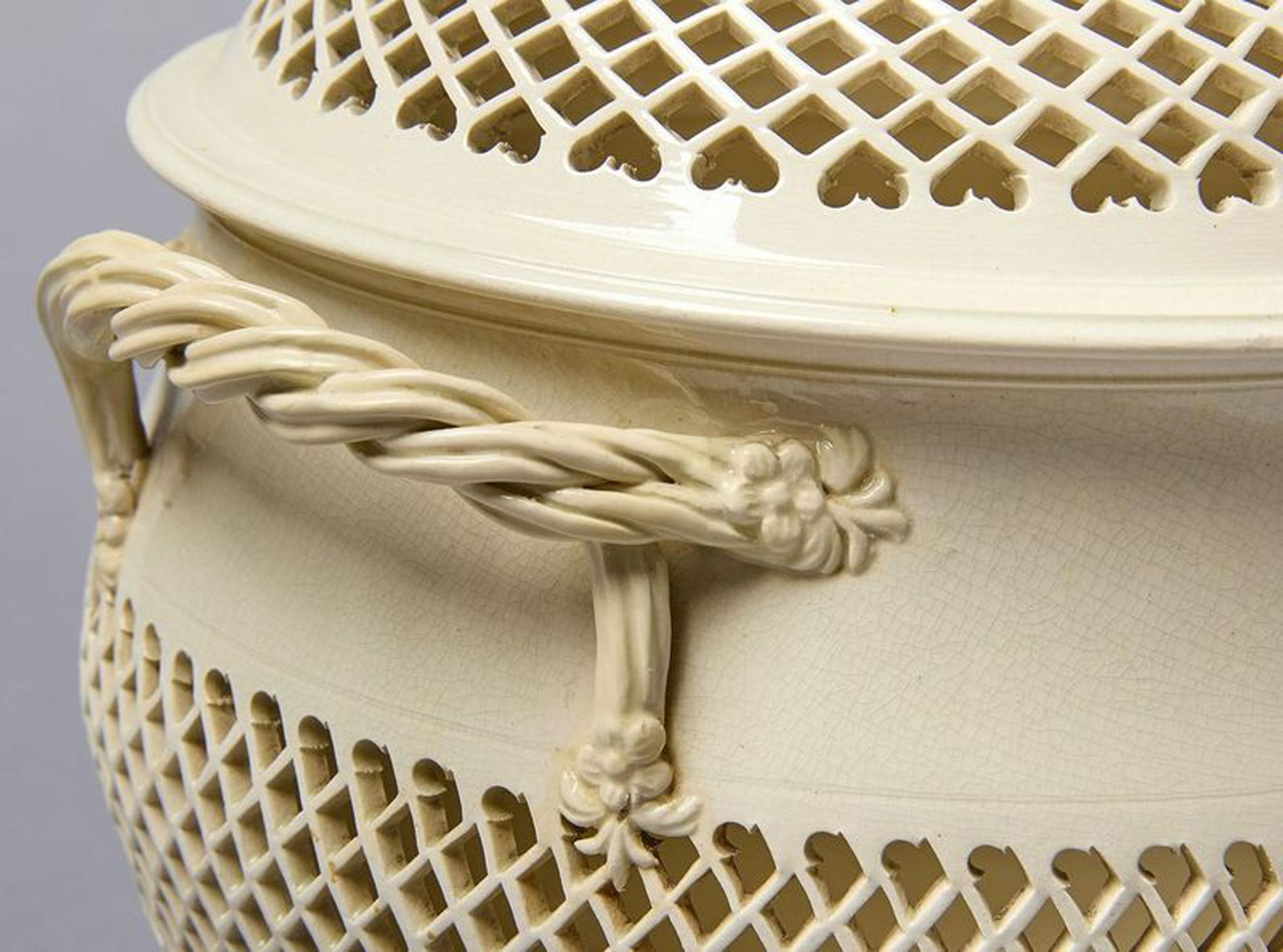 Fine XVIII secolo Grande vaso coperto traforato in Creamware inglese del XVIII secolo in vendita