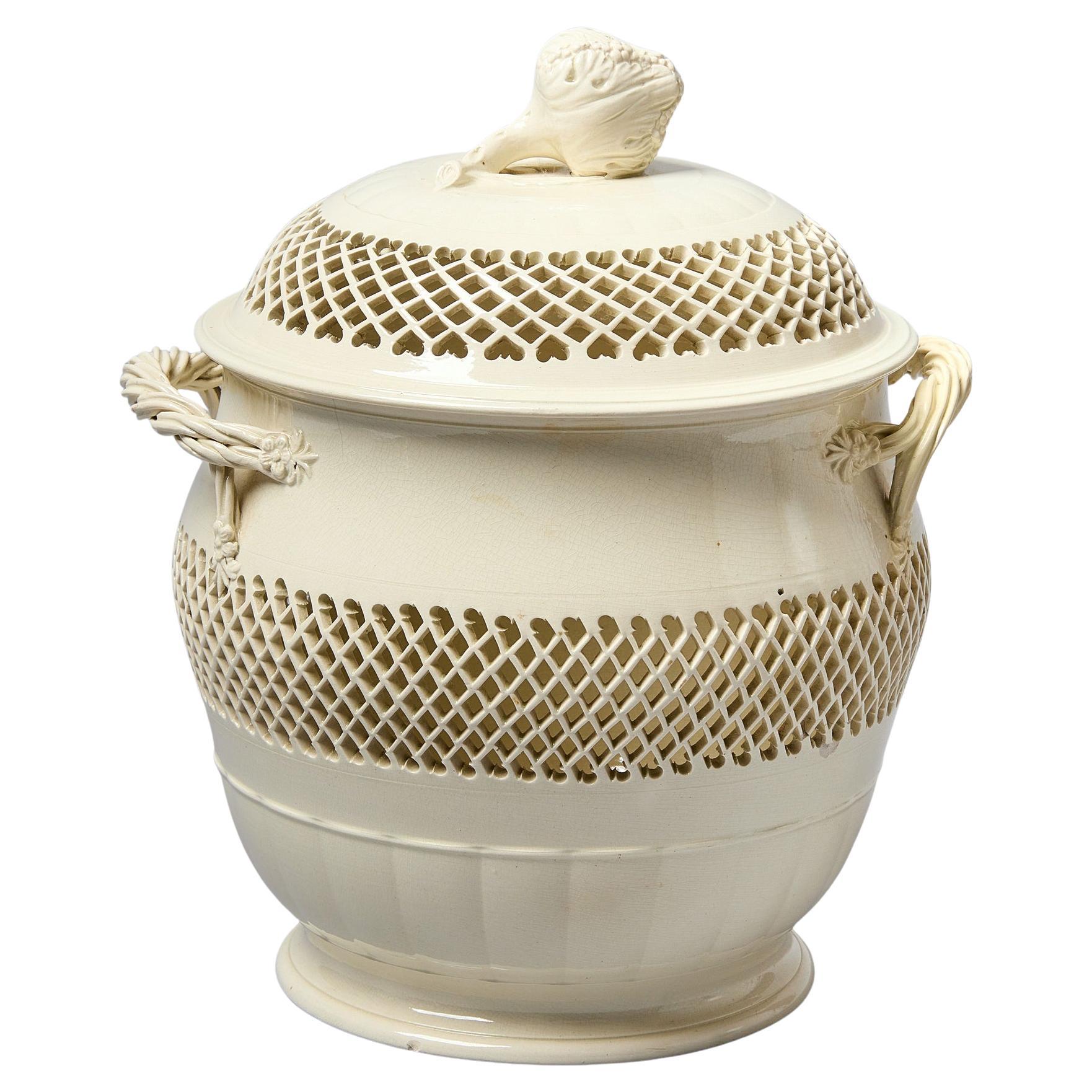 Grande vaso coperto traforato in Creamware inglese del XVIII secolo