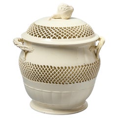 Grande vaso coperto traforato in Creamware inglese del XVIII secolo