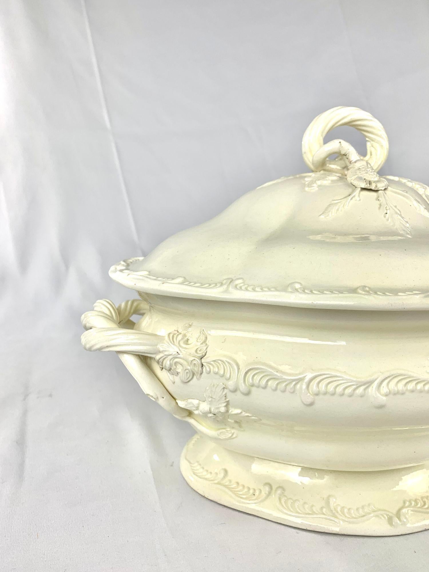 Sopera inglesa del siglo XVIII de Leeds Pottery Circa 1785 en Excelente estado para la venta en Katonah, NY