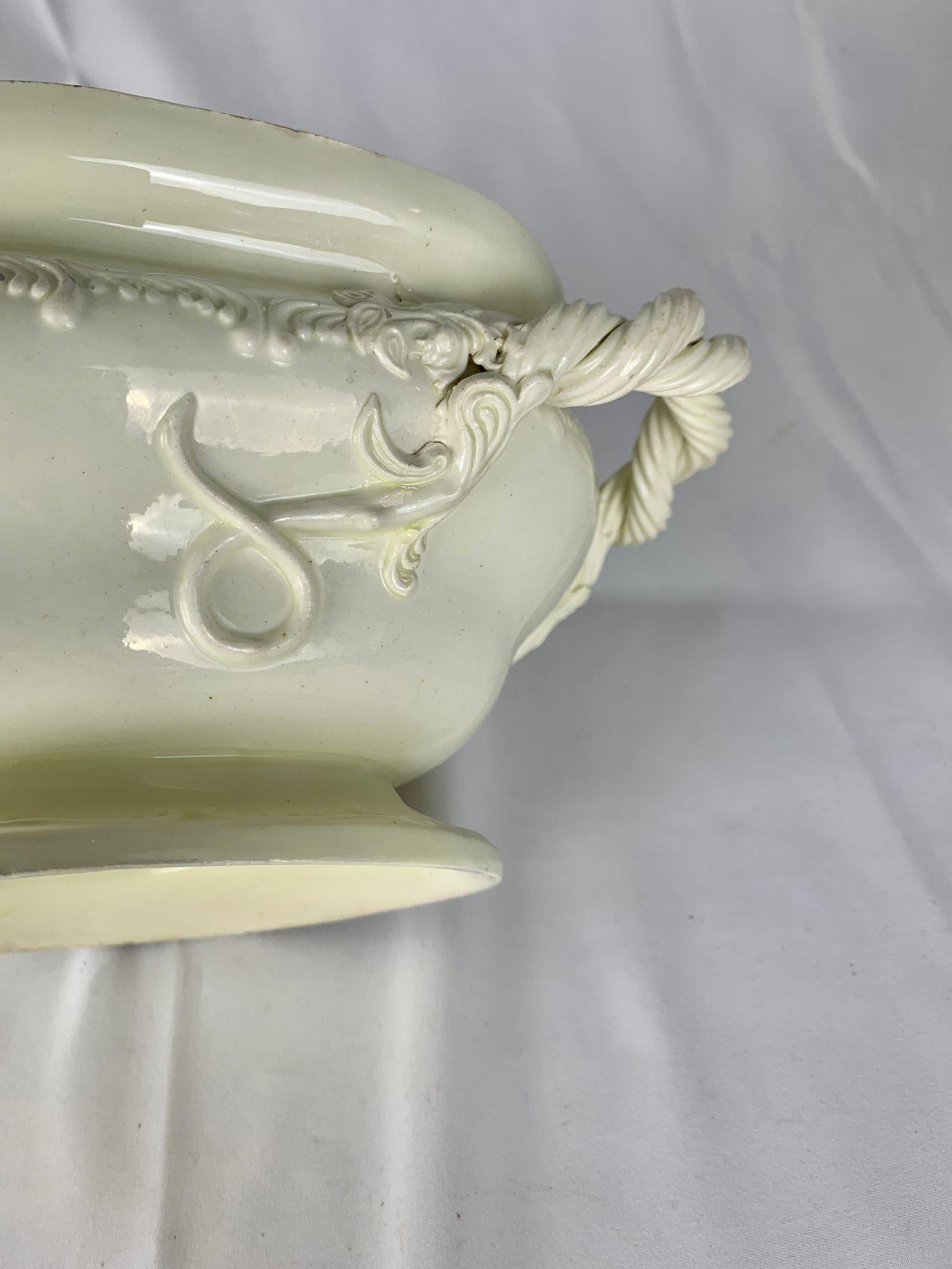 Sopera inglesa del siglo XVIII de cerámica cremosa con remate de granada y borde de pluma en venta 3