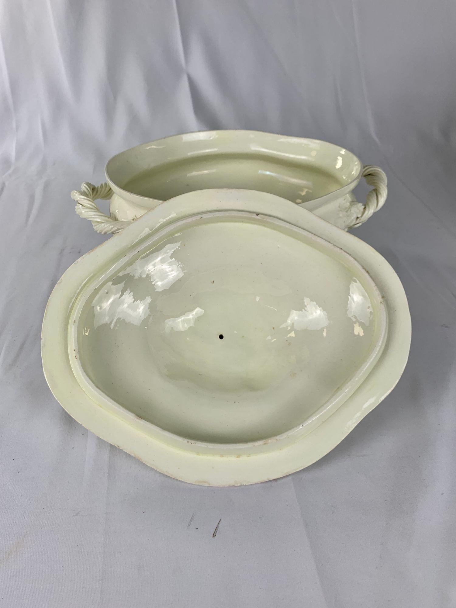 Sopera inglesa del siglo XVIII de cerámica cremosa con remate de granada y borde de pluma en venta 4