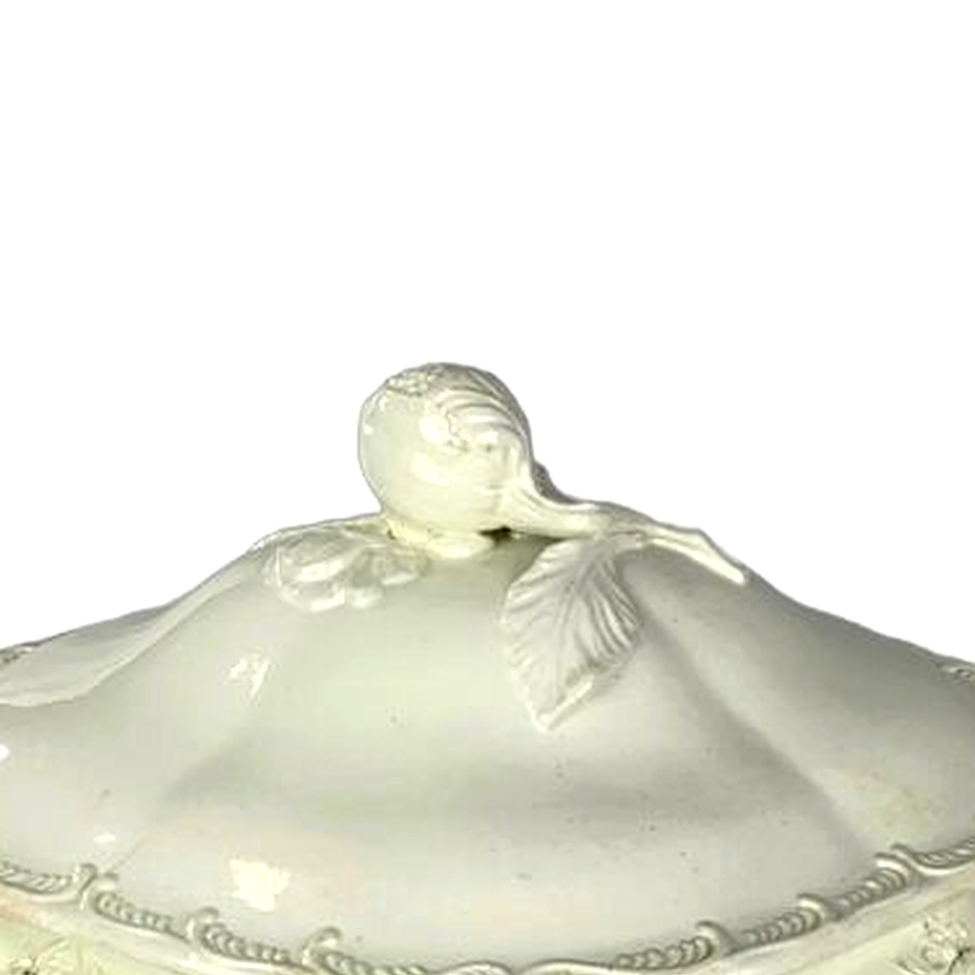 Esta sopera inglesa de cerámica cremosa se fabricó hacia 1780, durante la época georgiana.
Presenta la clásica decoración de borde de pluma alrededor del cuerpo, el pie y la tapa.
La tapa está rematada con un remate de granada finamente modelado que