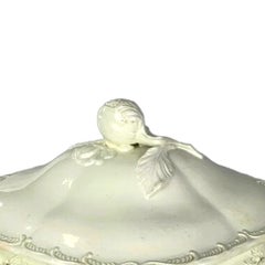 Zuppiera inglese del 18° secolo in Creamware con fiore di melograno e bordo di piume