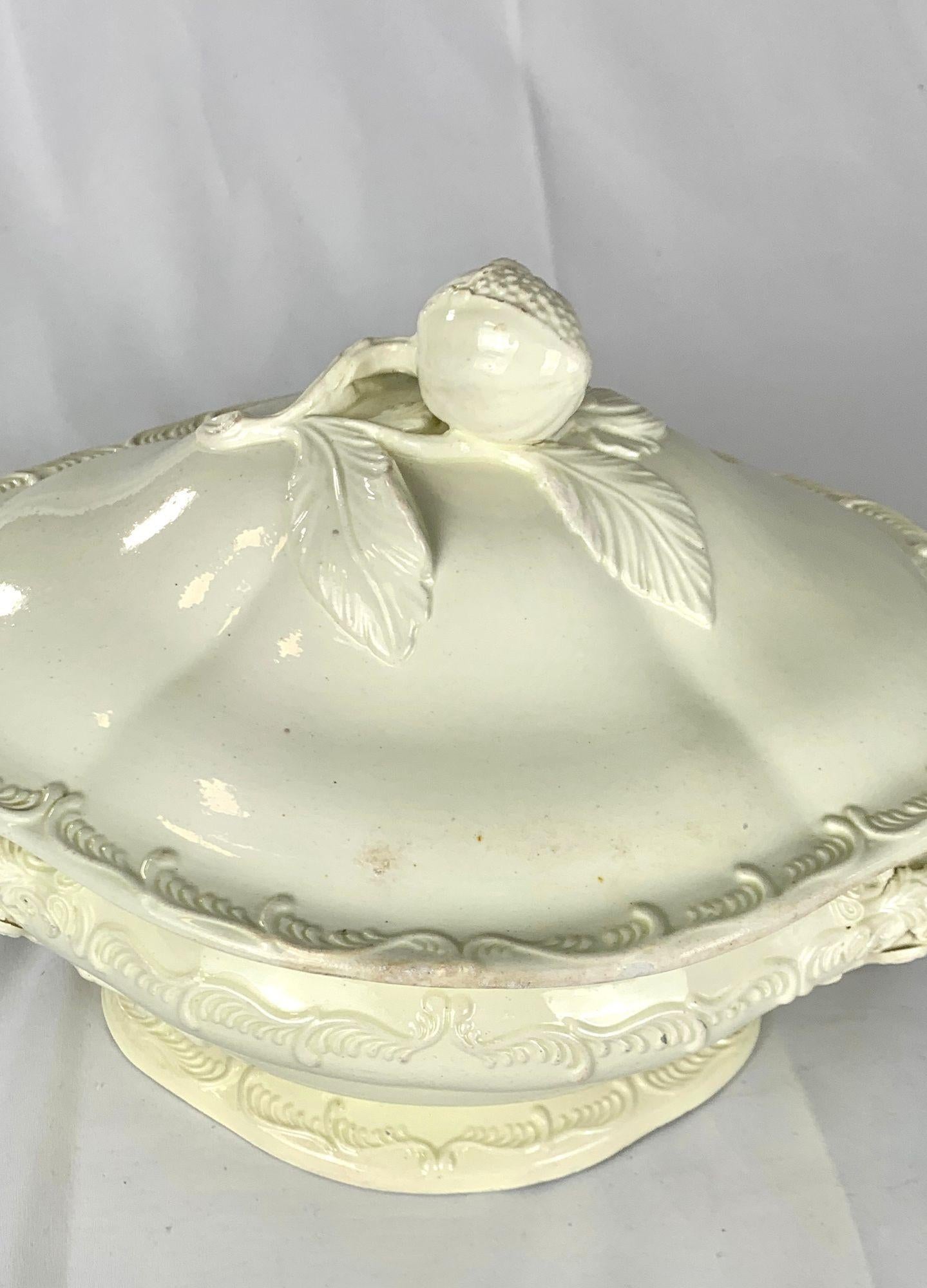 Sopera inglesa del siglo XVIII de cerámica cremosa con remate de granada y borde de pluma Jorge III en venta