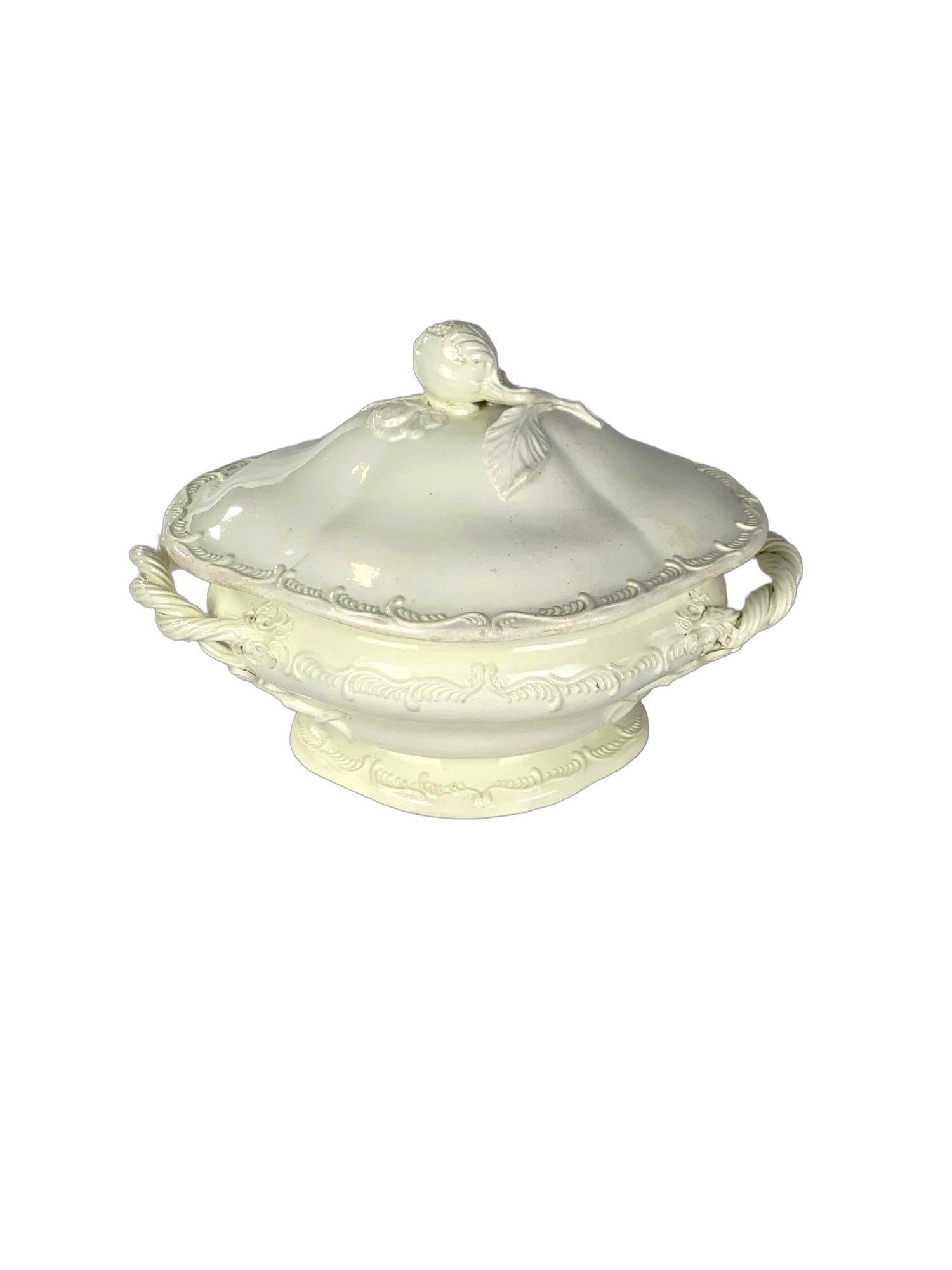 Sopera inglesa del siglo XVIII de cerámica cremosa con remate de granada y borde de pluma Inglés en venta