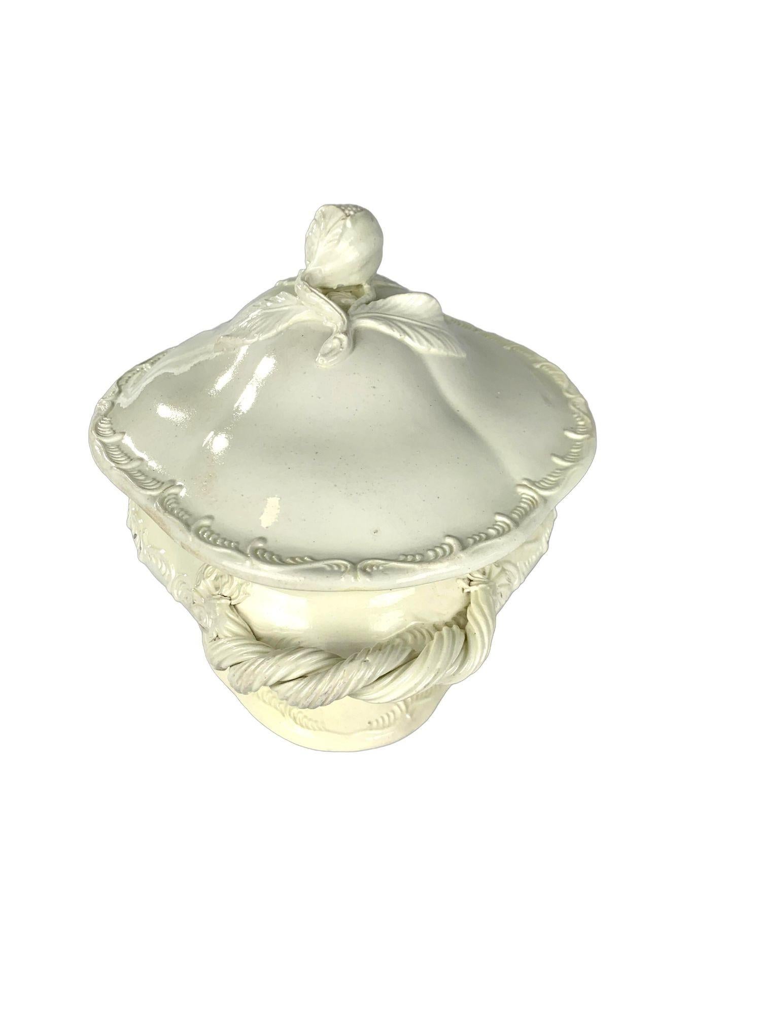 Sopera inglesa del siglo XVIII de cerámica cremosa con remate de granada y borde de pluma Moldeado en venta