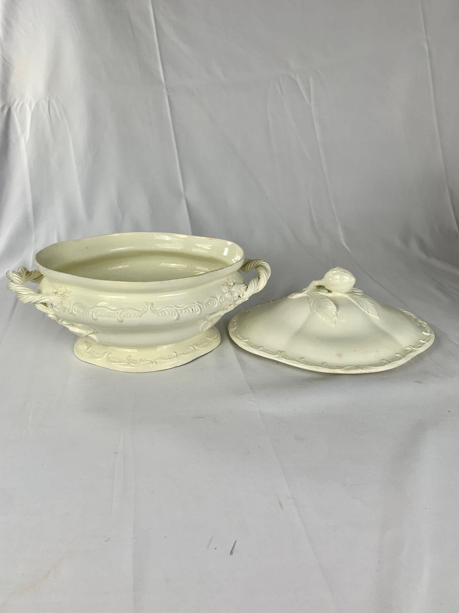 Sopera inglesa del siglo XVIII de cerámica cremosa con remate de granada y borde de pluma en Bueno estado para la venta en Katonah, NY
