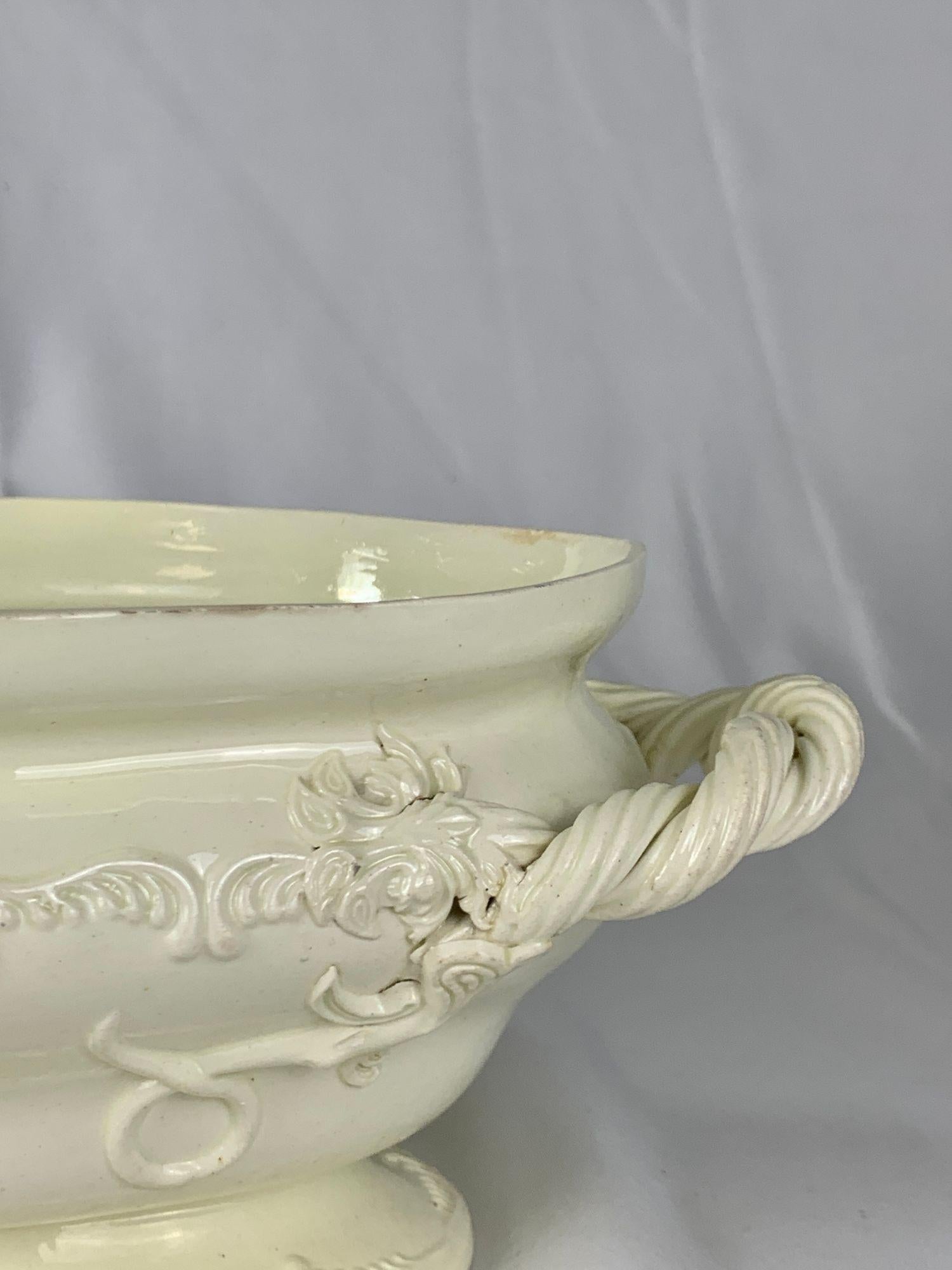 Sopera inglesa del siglo XVIII de cerámica cremosa con remate de granada y borde de pluma Cerámica Creamware en venta