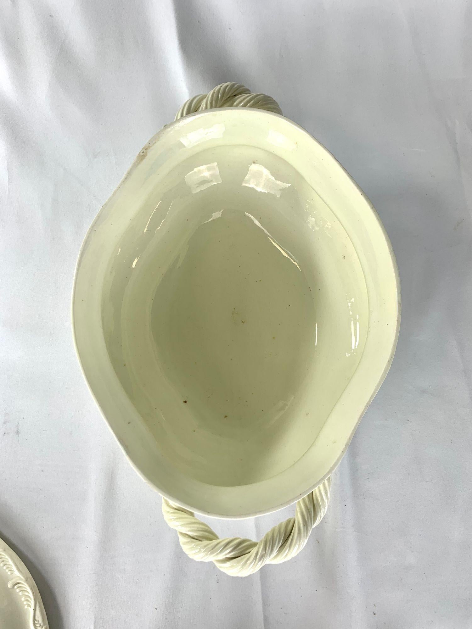 Sopera inglesa del siglo XVIII de cerámica cremosa con remate de granada y borde de pluma en venta 1