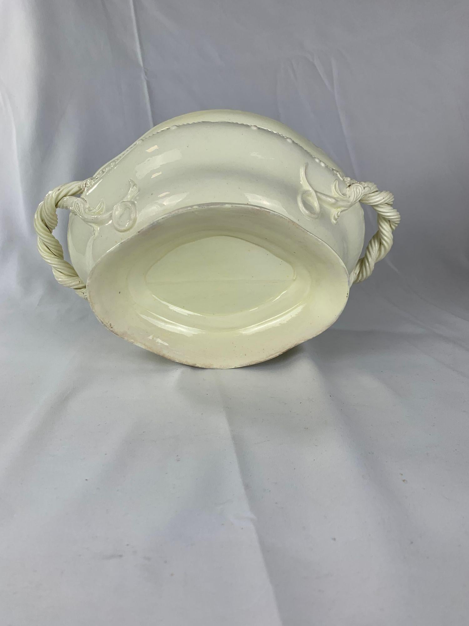 Sopera inglesa del siglo XVIII de cerámica cremosa con remate de granada y borde de pluma en venta 2