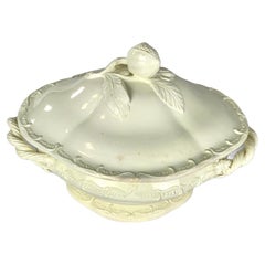 Zuppiera inglese del 18° secolo in Creamware con fiore di melograno e bordo di piume