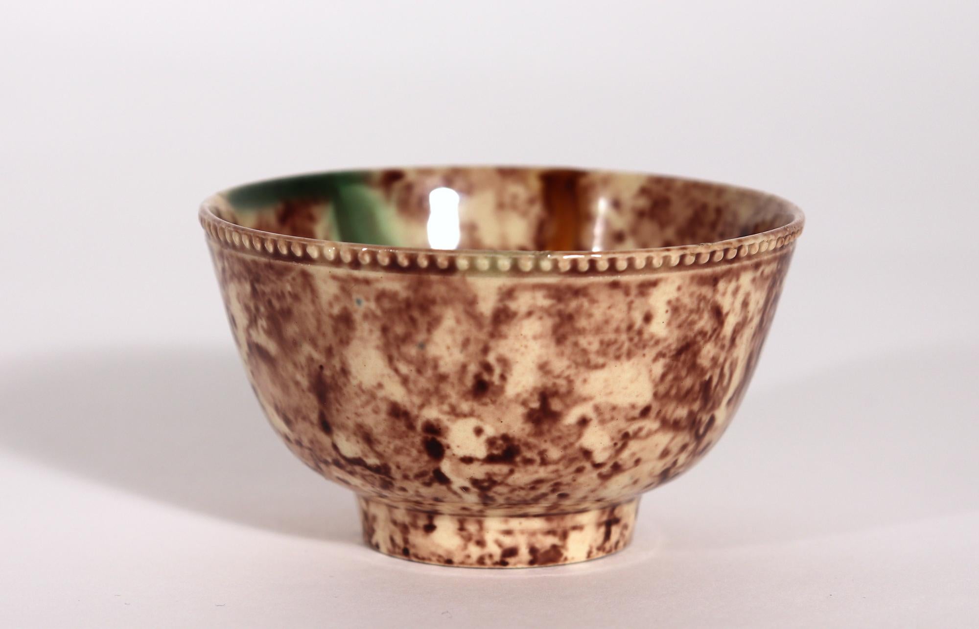Inglese Ciotola da tè e piattino in tartaruga di tipo Whieldon del XVIII secolo, inglese, in Creamware in vendita