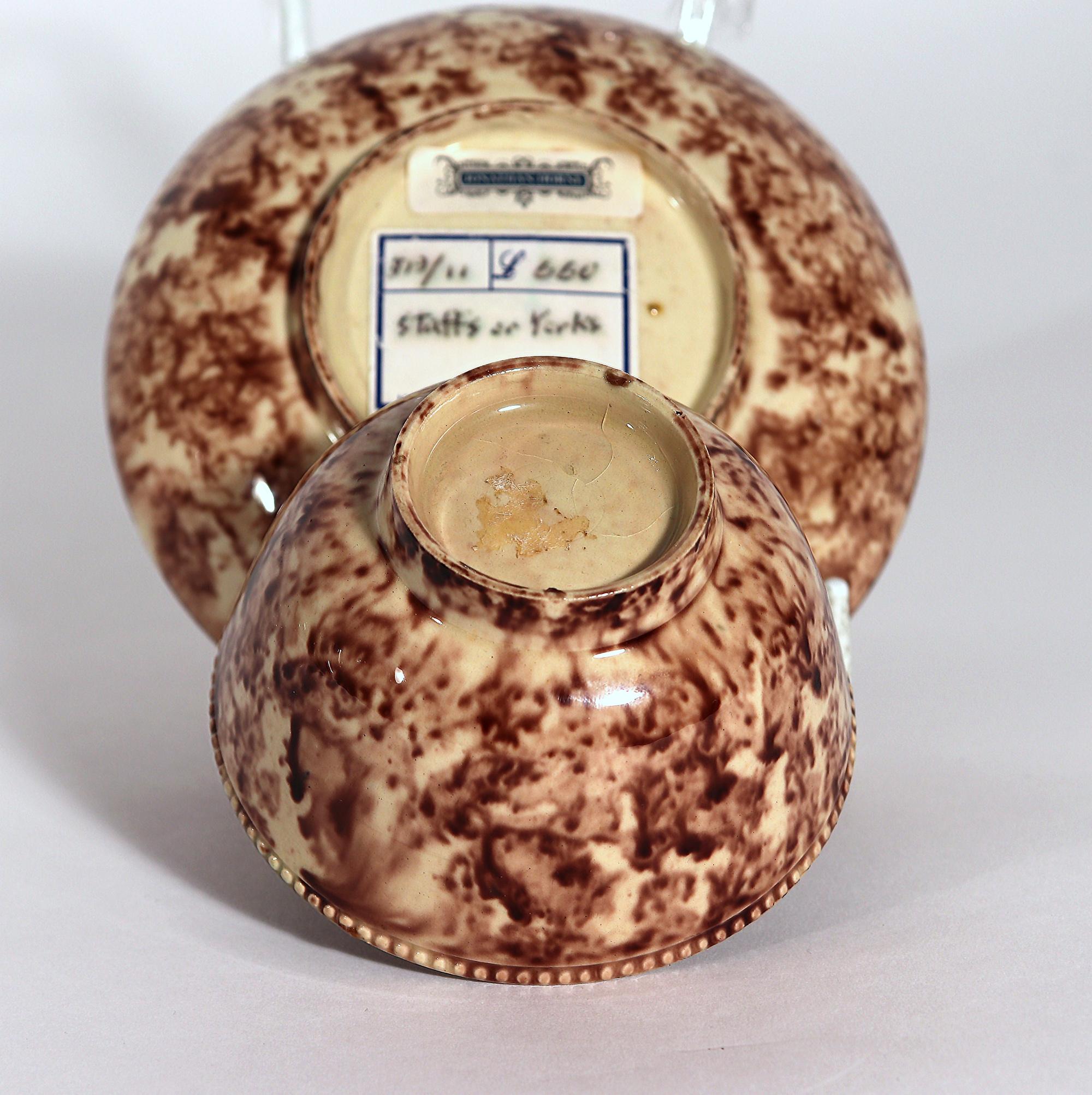 Bol à thé et soucoupe en écailles de tortue de type Whieldon en Creamware anglais du 18e siècle en vente 1