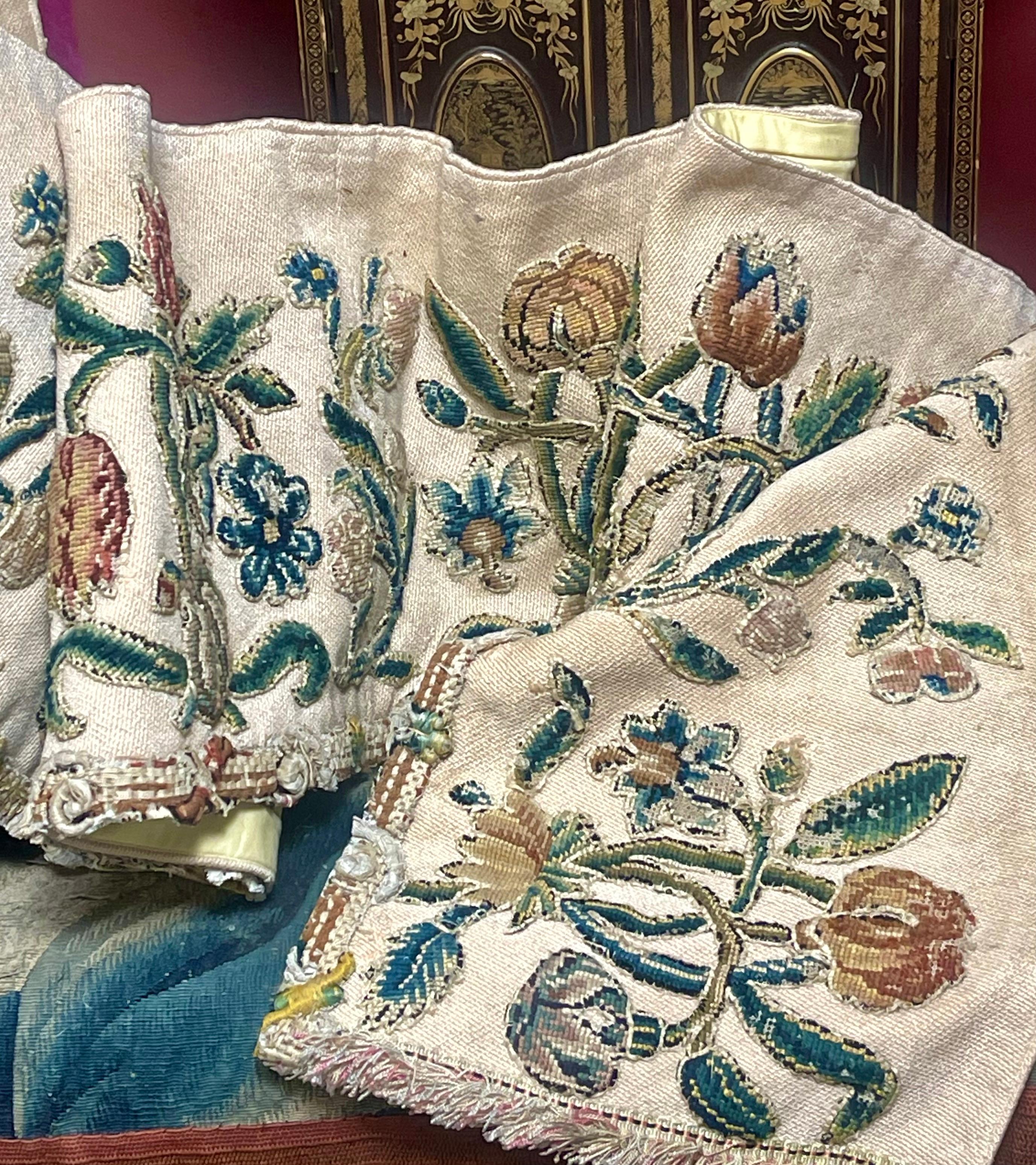Valence / Pelmet en crépi anglais

D'un ensemble de lit de château français

Travaillé à la main dans des laines colorées et datant du début du 18e siècle

re appliqué sur un fond de lin à poids intérieur au début du 19e siècle.

Il conserve encore