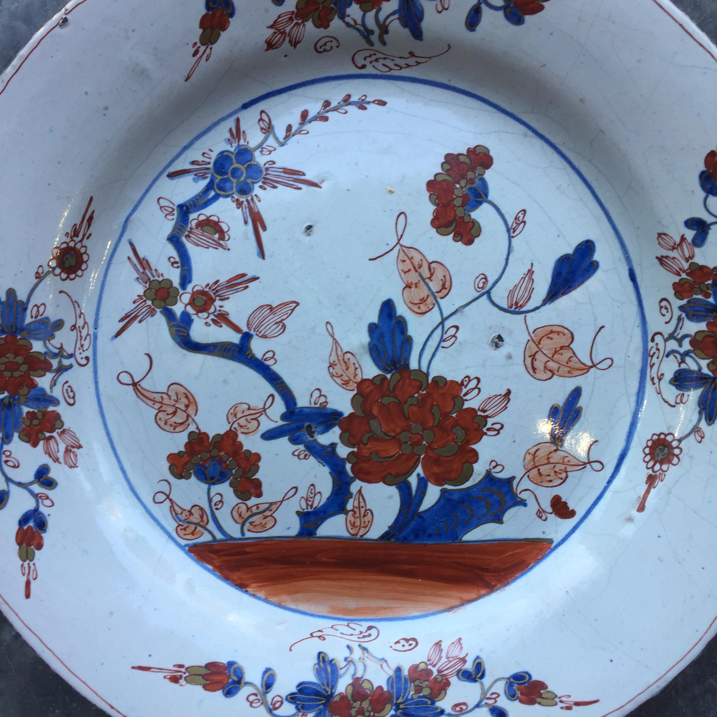 Ville : Bristol
Date : seconde moitié du XVIIIe siècle

Un véritable et fin Imari : bleu, rouge et or, assiette anglaise de Delft. Peint à la main sur un fond blanc émaillé d'étain avec un décor de chinoiserie de roses dans un jardin. Le bord est