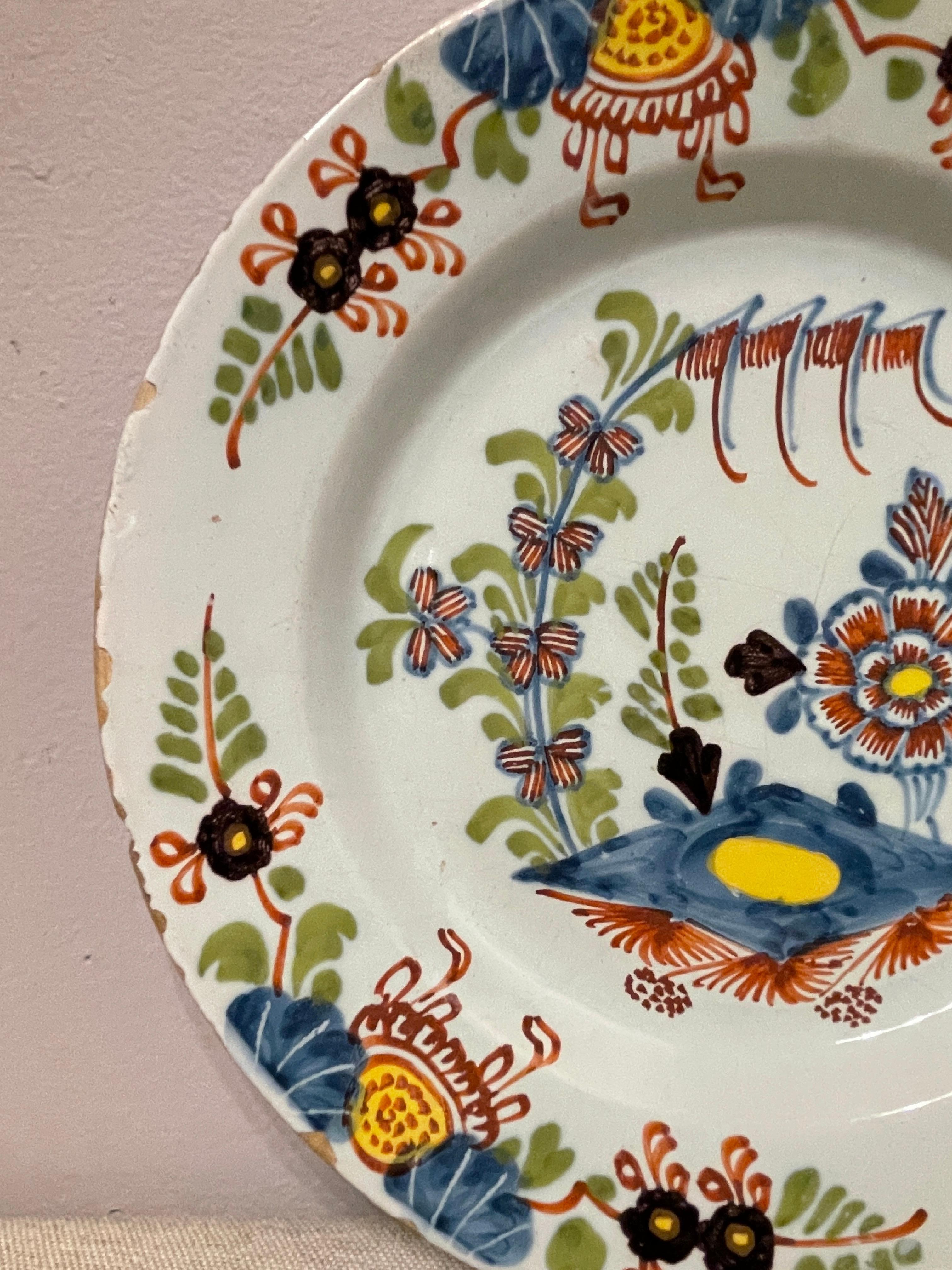 Hand-Painted 18th Century English Delft Tin Glaze Faience Polychrome Plate For Sale