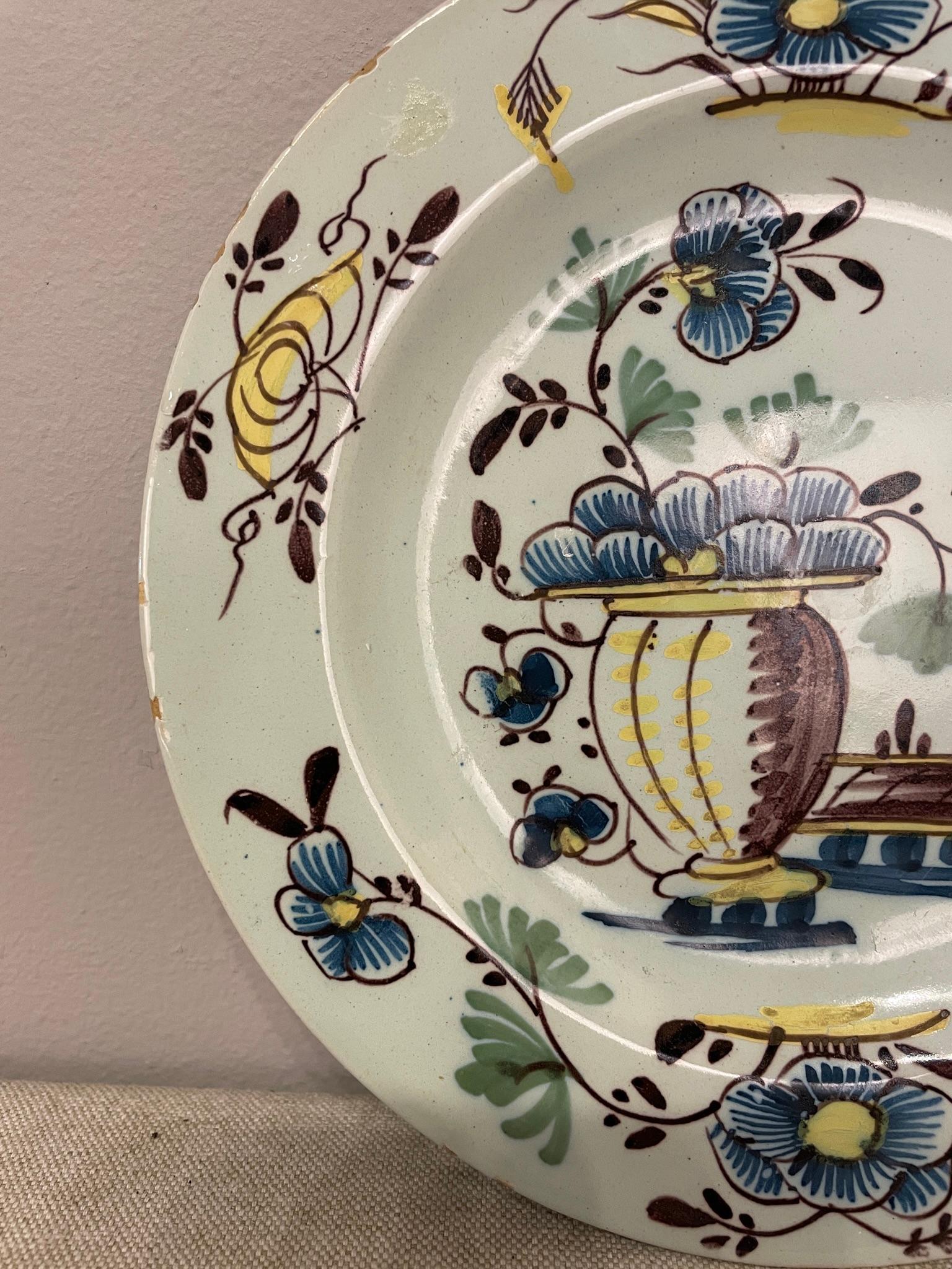 Hand-Painted 18th Century English Delft Tin Glaze Faience Polychrome Plate For Sale