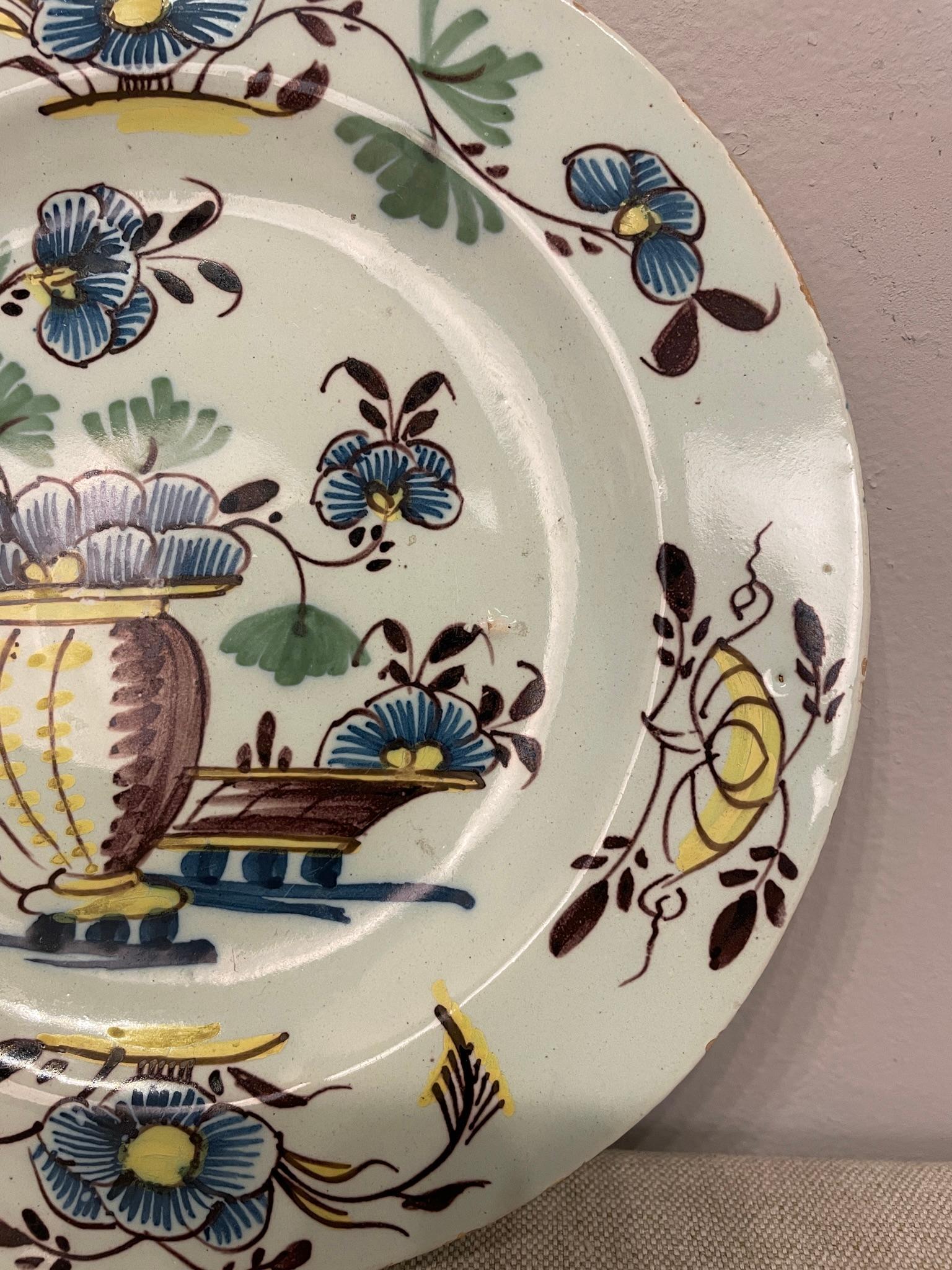 18th Century English Delft Tin Glaze Faience Polychrome Plate In Good Condition For Sale In Winter Park, FL