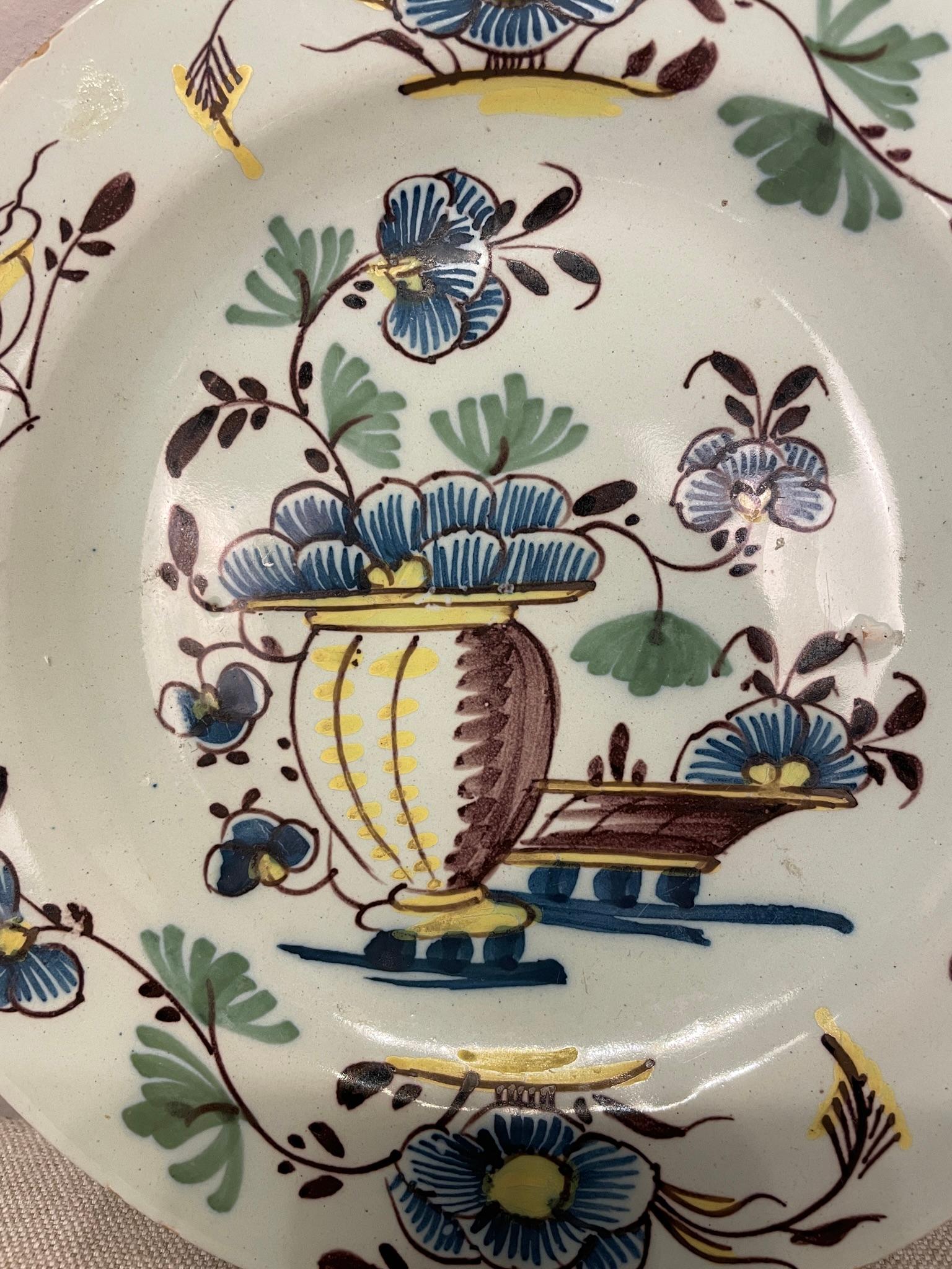 XVIIIe siècle Assiette polychrome anglaise du 18ème siècle en faïence de Delft émaillée en vente