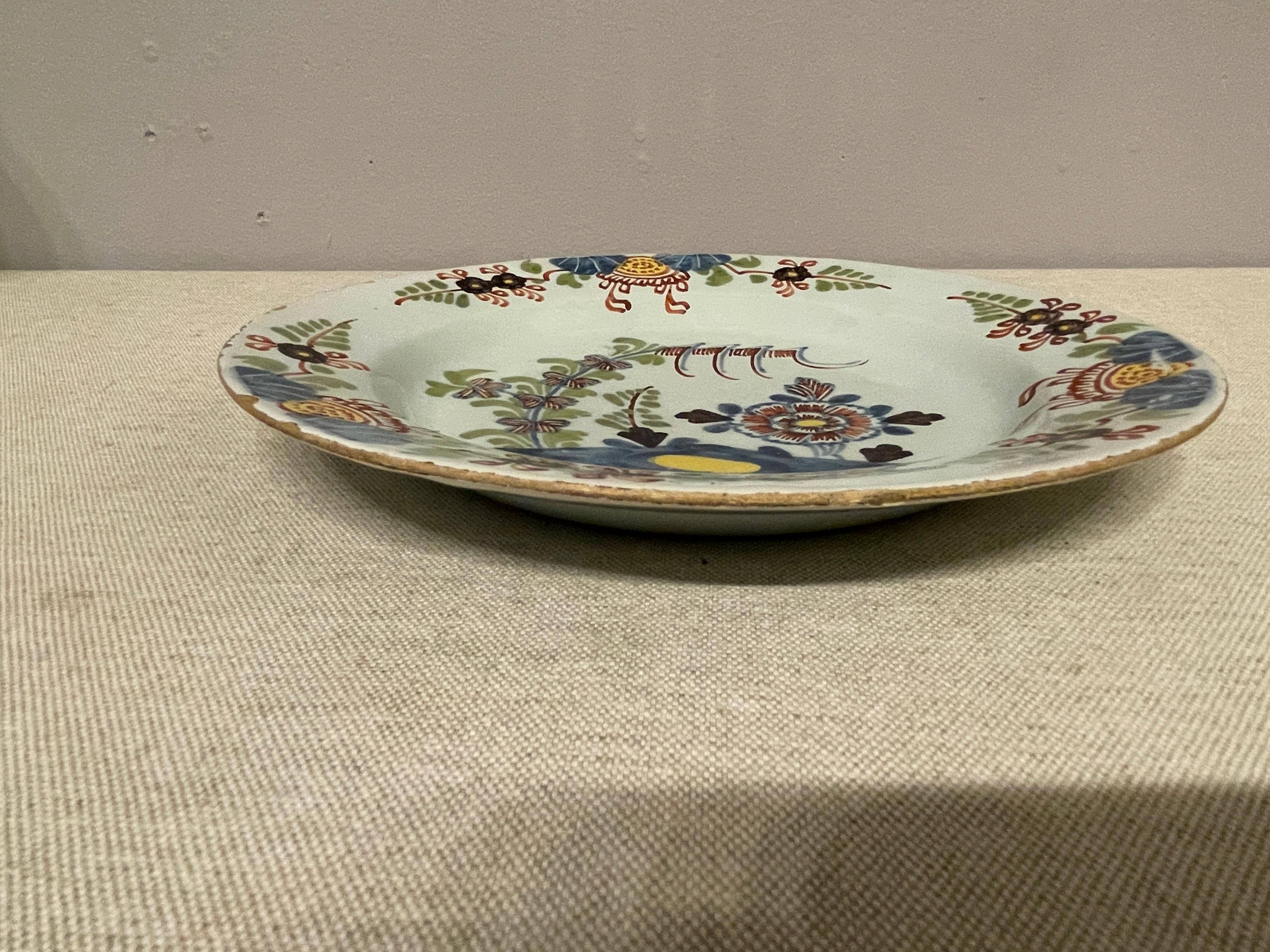 Assiette polychrome anglaise du 18ème siècle en faïence de Delft émaillée en vente 1