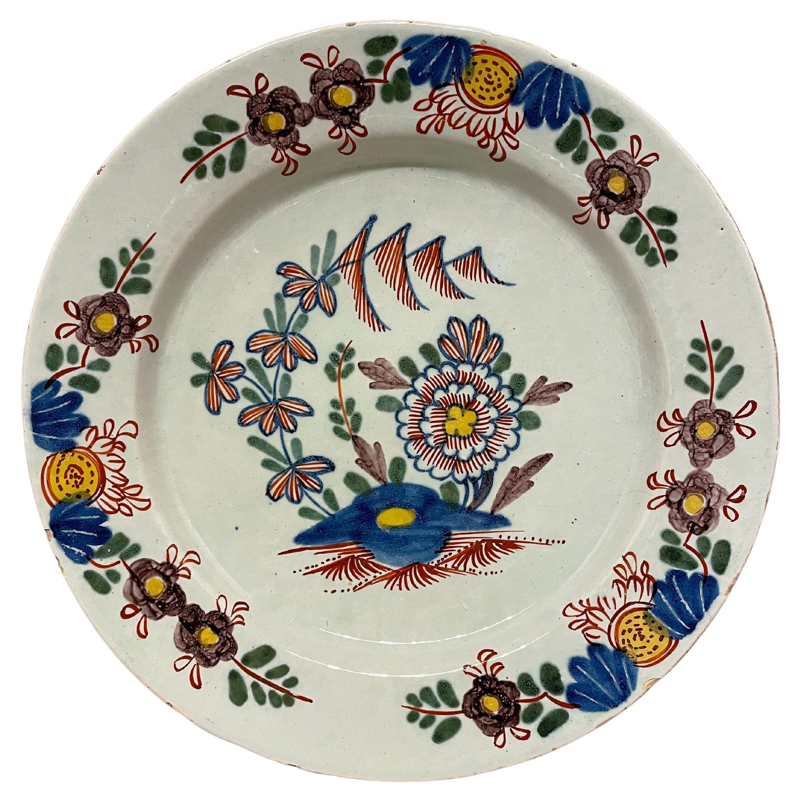 Assiette polychrome anglaise du 18ème siècle en faïence de Delft émaillée