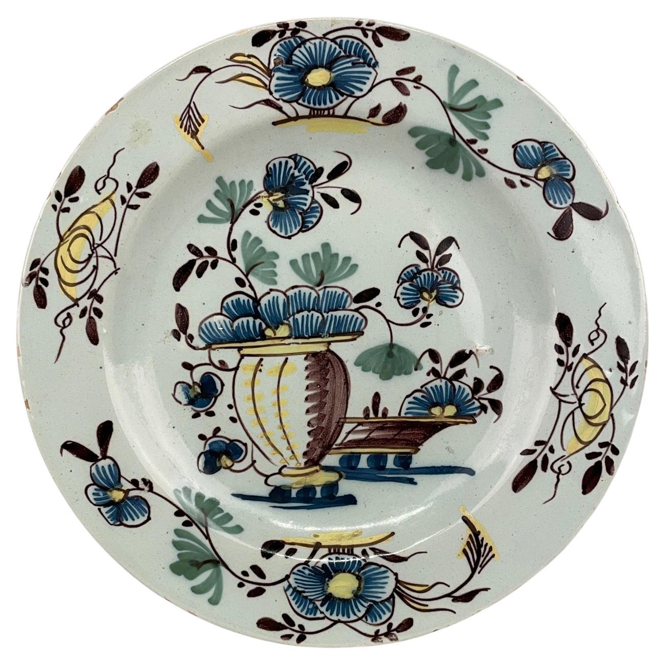 Assiette polychrome anglaise du 18ème siècle en faïence de Delft émaillée