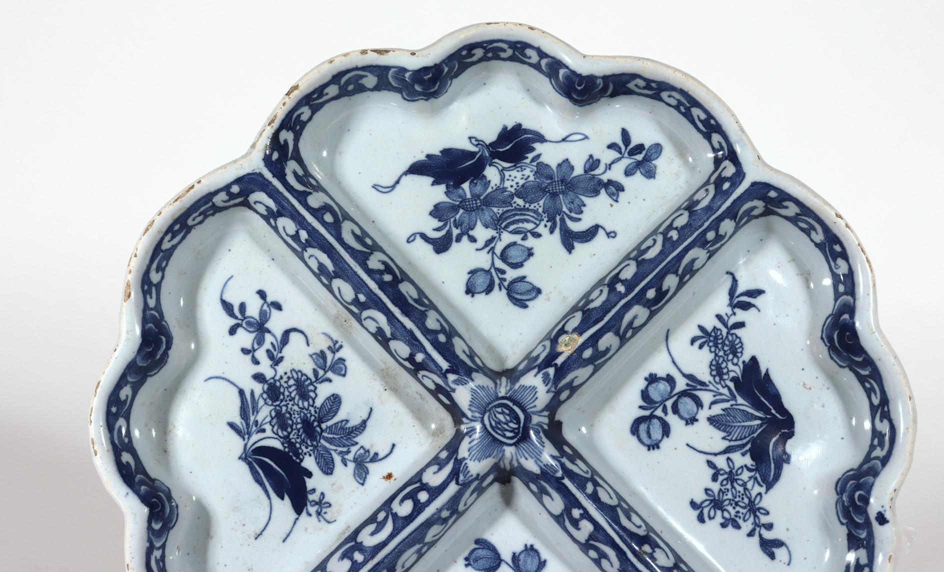 Englische Delfter Sweetmeat-Schale aus dem 18. Jahrhundert in Blau und Weiß, wahrscheinlich London (Mitte des 18. Jahrhunderts) im Angebot