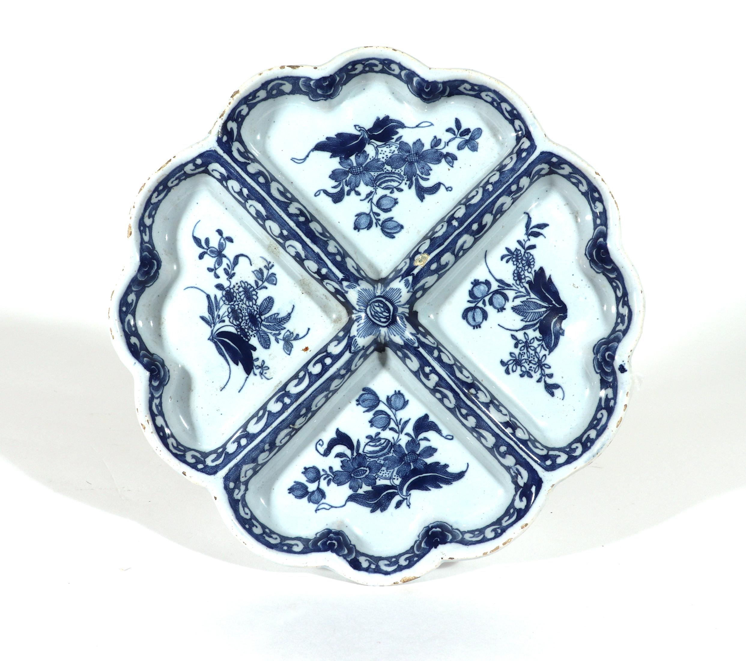 Plat à sucre en faïence de Delft bleu et blanc du 18ème siècle, probablement de Londres en vente