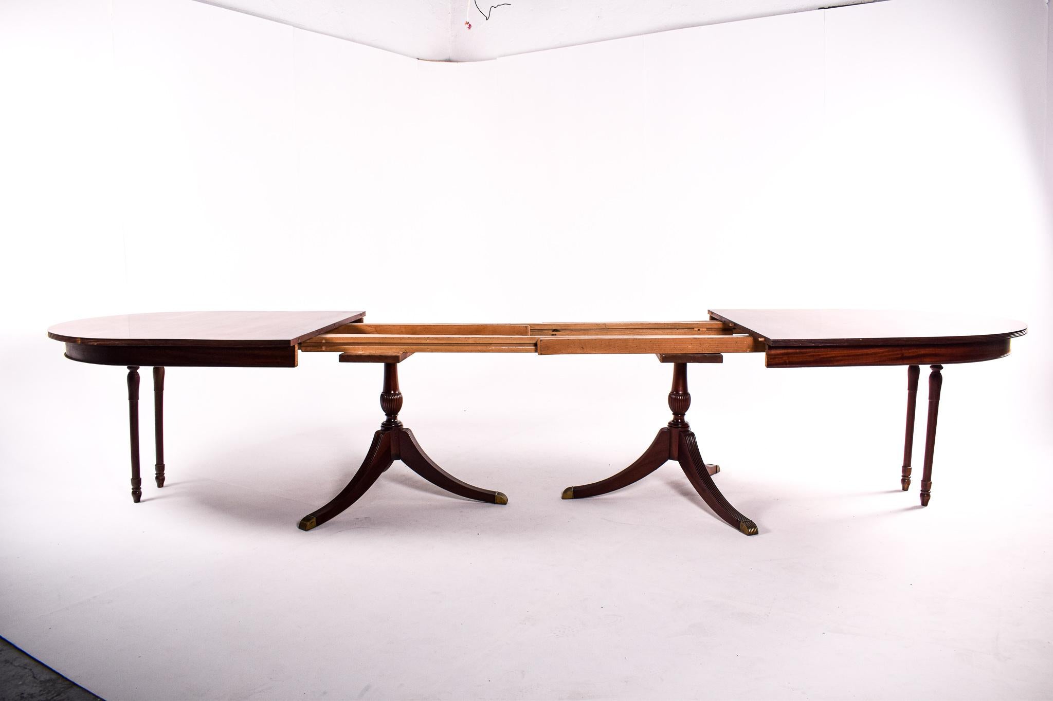 18th Century English Dining Table Style in Mahogany For Sale 4