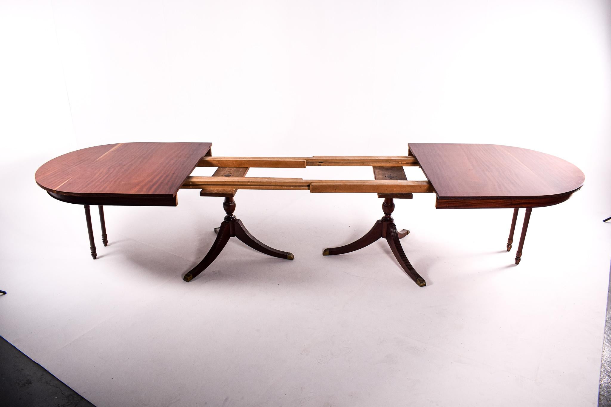 18th Century English Dining Table Style in Mahogany For Sale 5