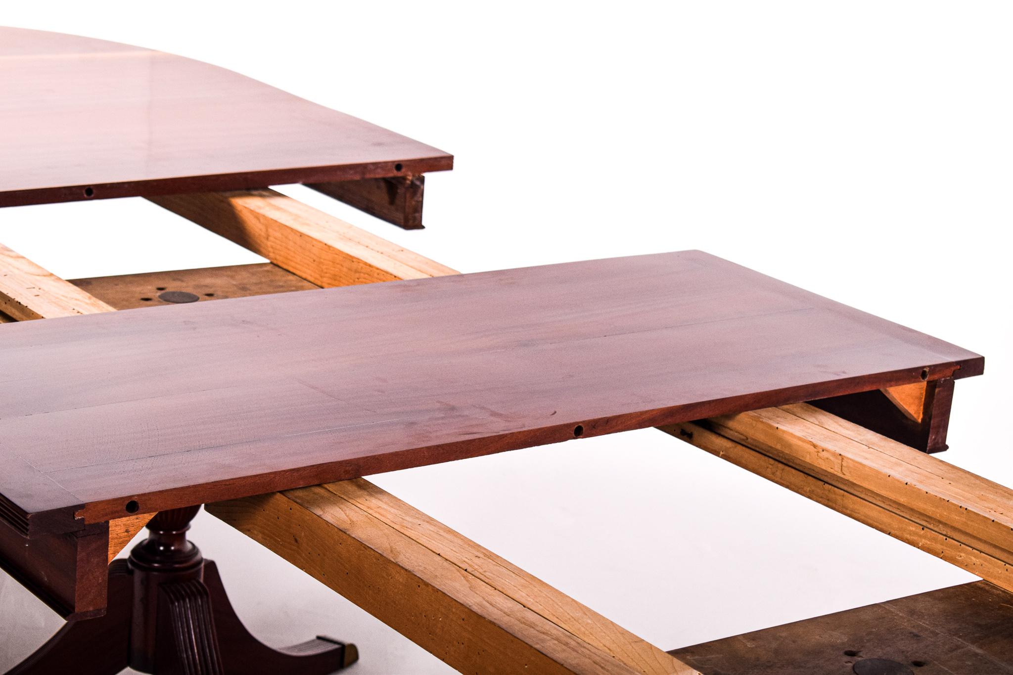 18th Century English Dining Table Style in Mahogany For Sale 6