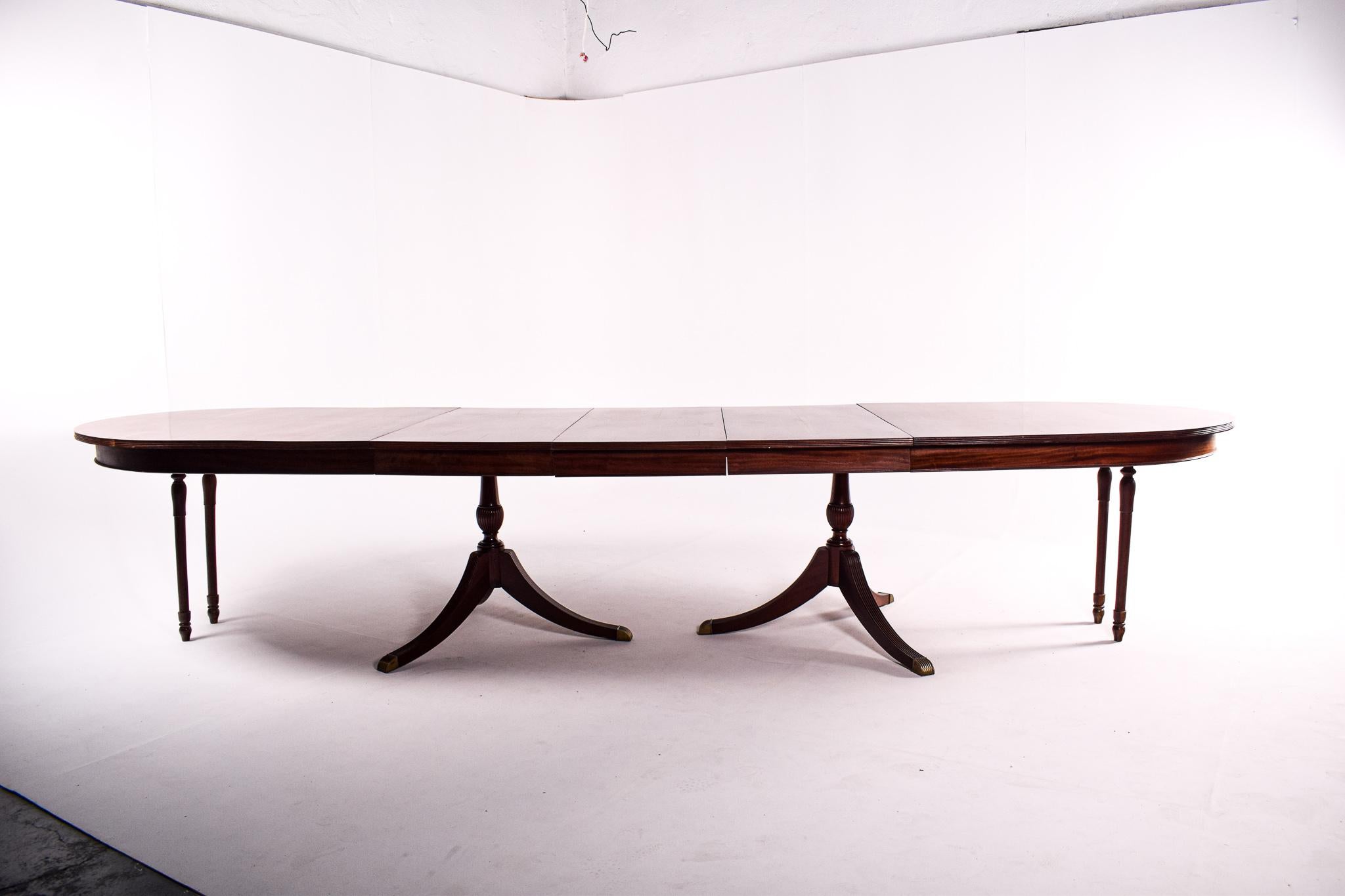 18th Century English Dining Table Style in Mahogany For Sale 7