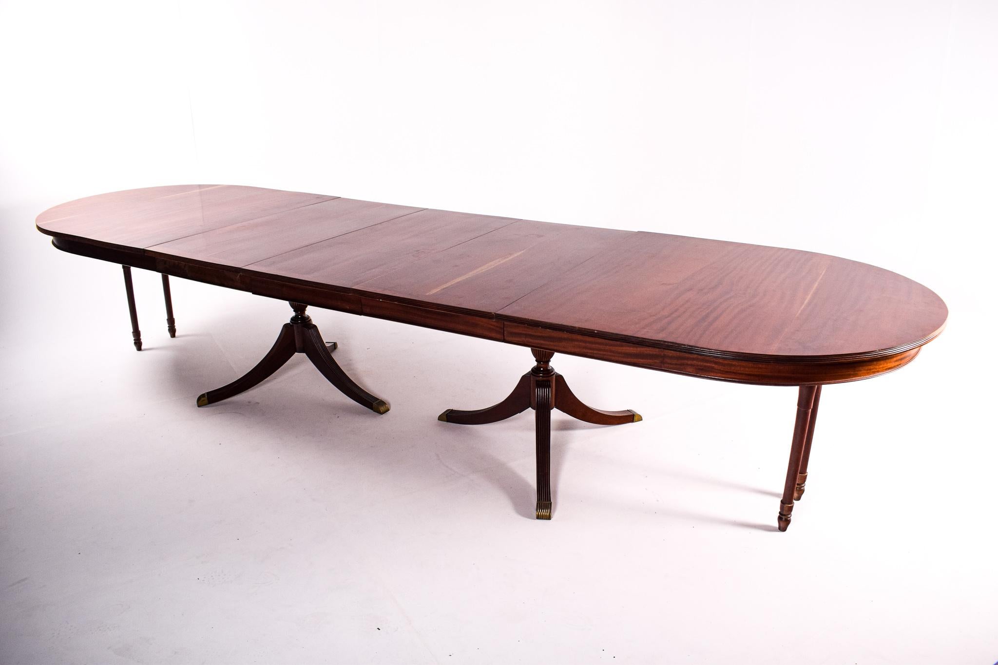 18th Century English Dining Table Style in Mahogany For Sale 8