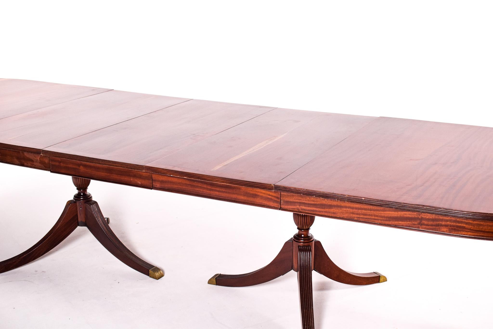 18th Century English Dining Table Style in Mahogany For Sale 9