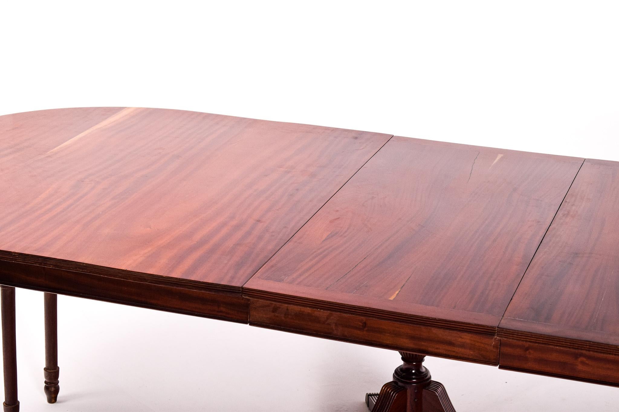 18th Century English Dining Table Style in Mahogany For Sale 10