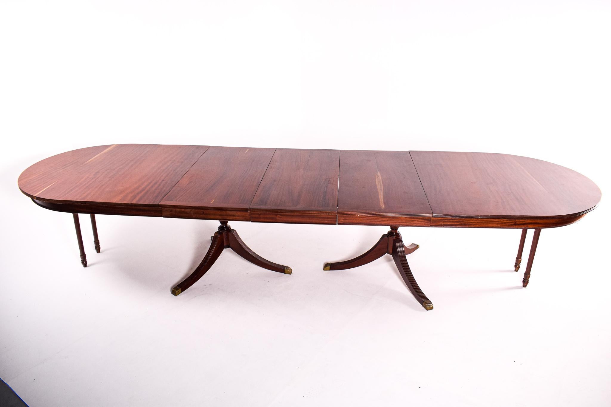 18th Century English Dining Table Style in Mahogany For Sale 11