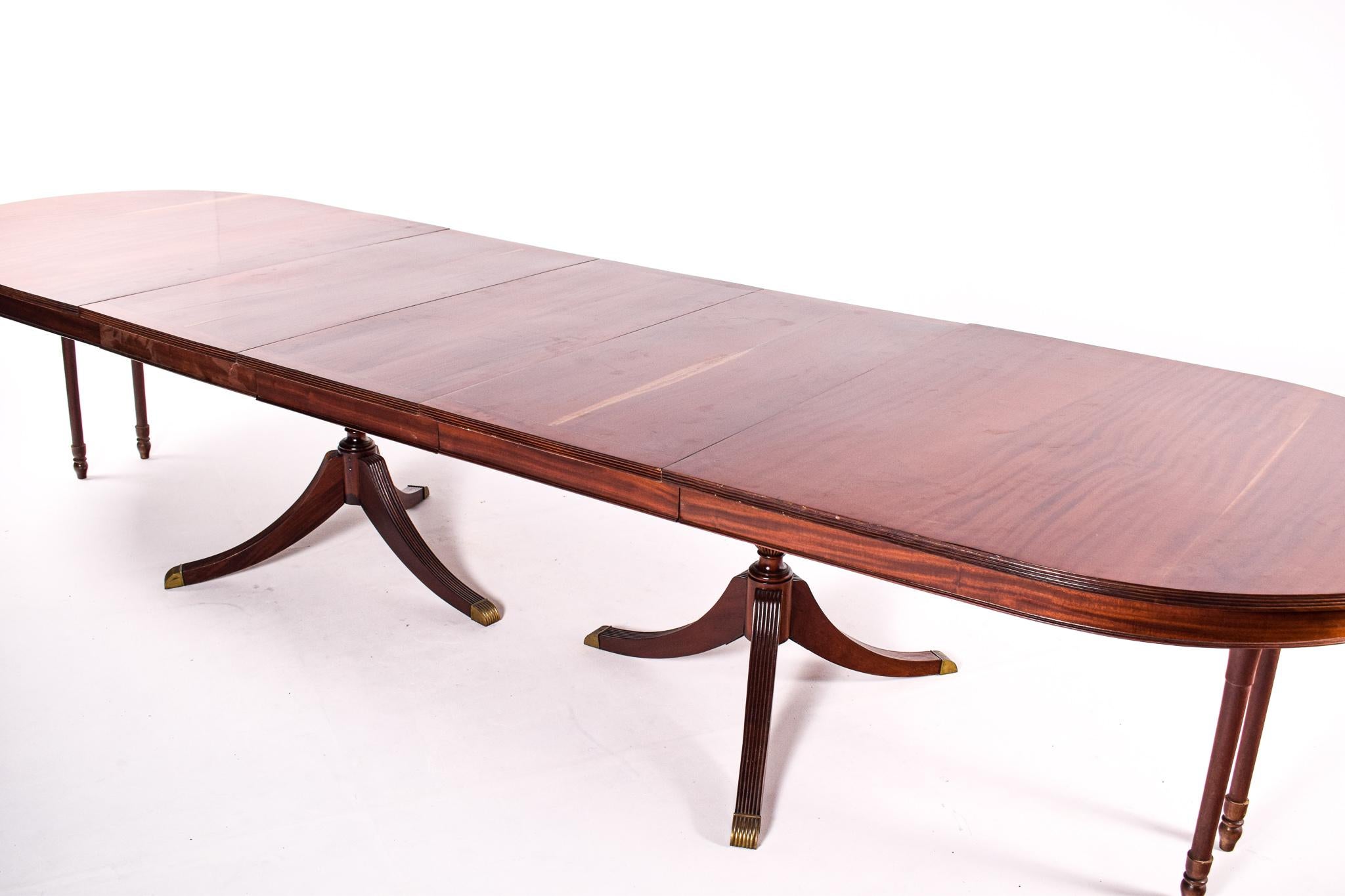 18th Century English Dining Table Style in Mahogany For Sale 12
