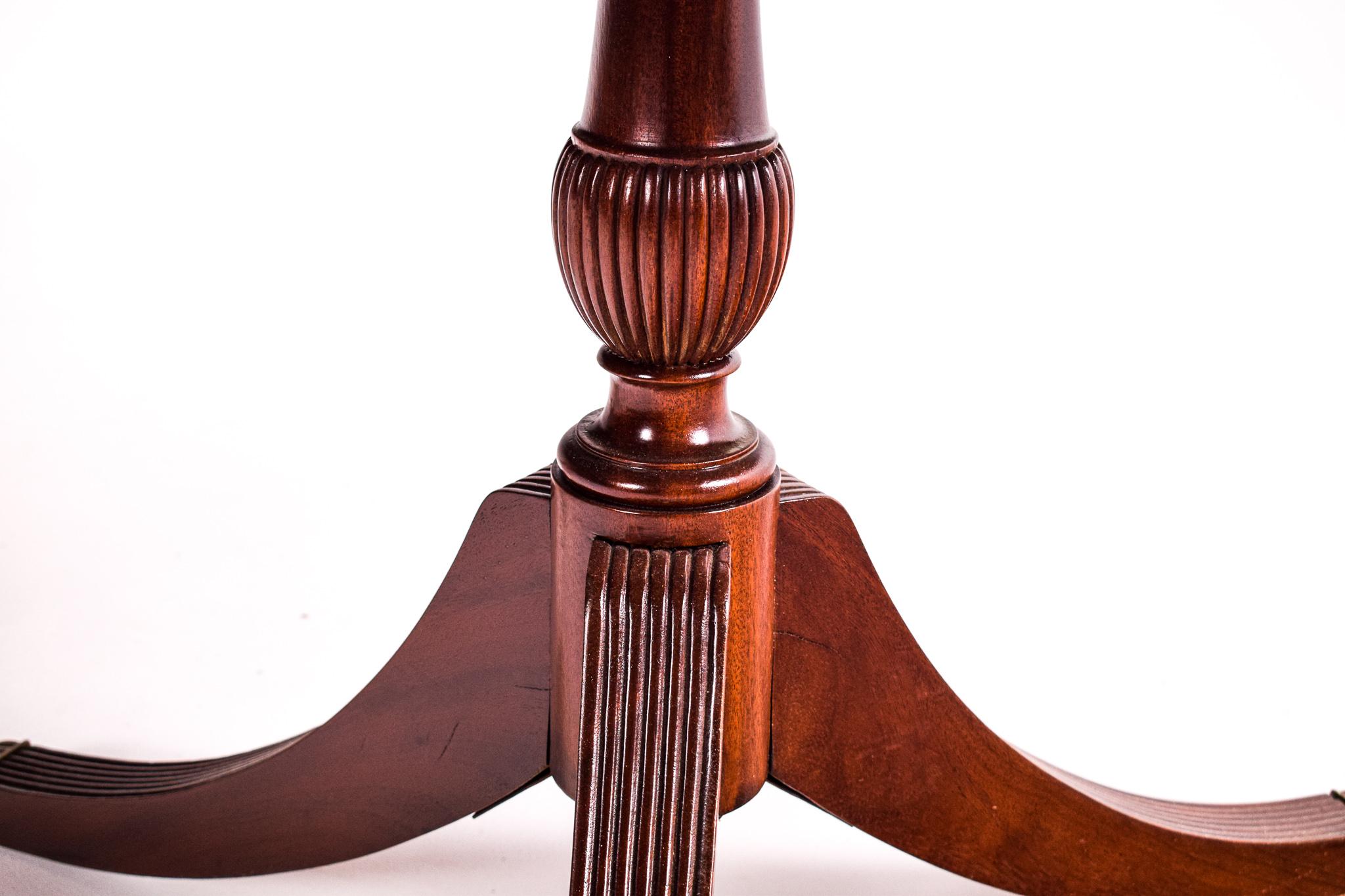 18th Century English Dining Table Style in Mahogany In Good Condition For Sale In Lisboa, Lisboa