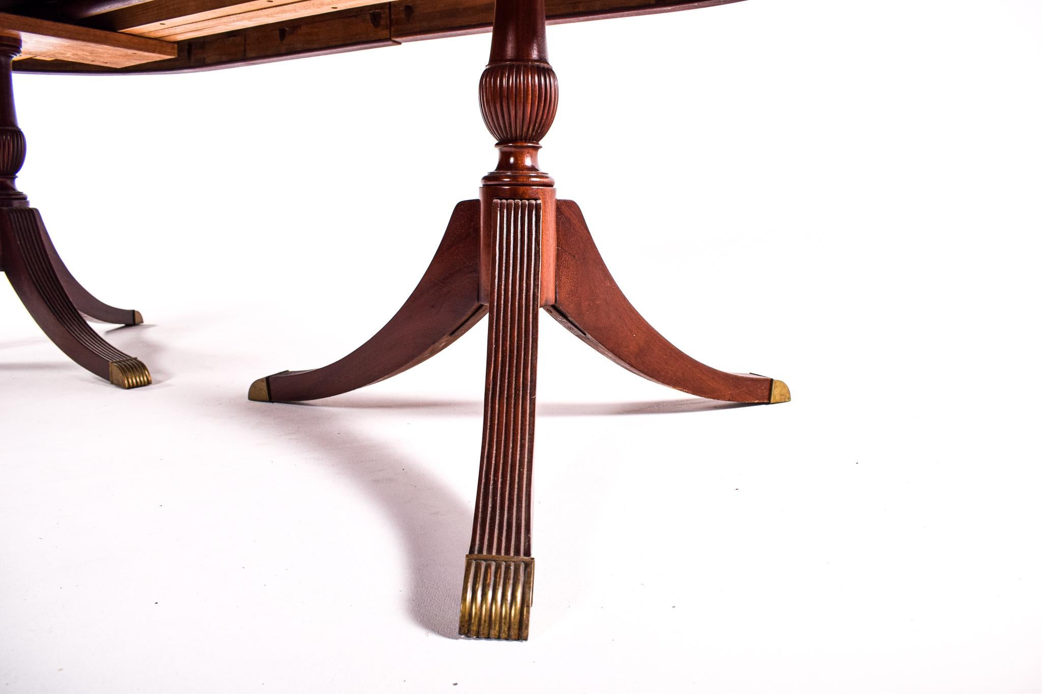 Early 20th Century 18th Century English Dining Table Style in Mahogany For Sale