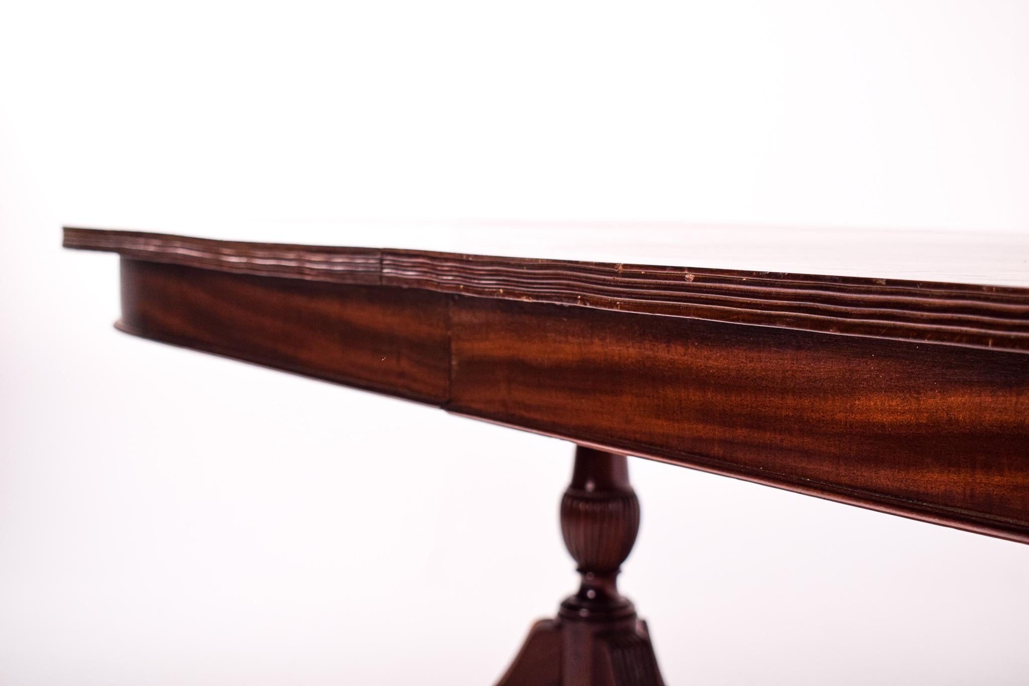 18th Century English Dining Table Style in Mahogany For Sale 1