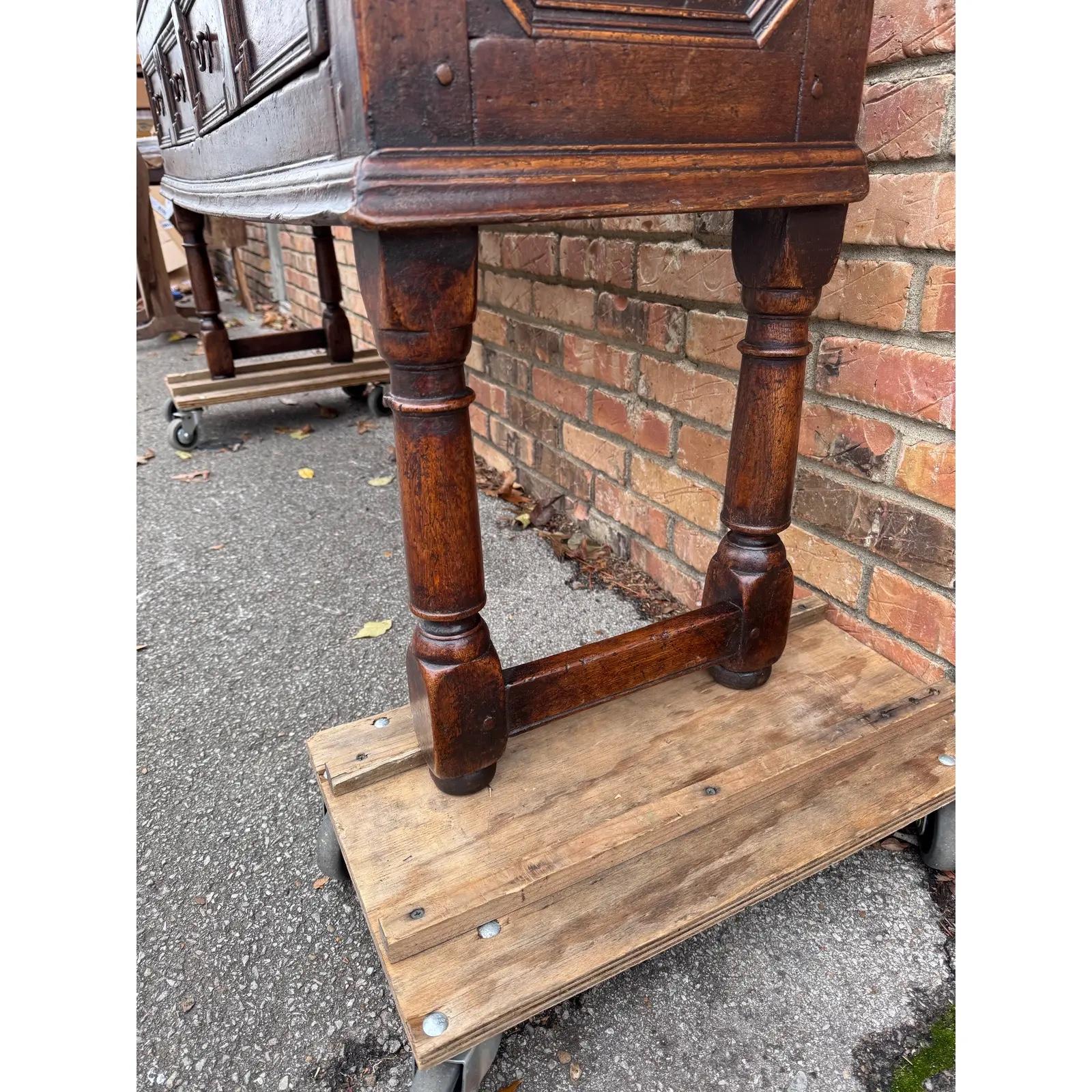 Si tratta di un bellissimo comò inglese risalente al periodo compreso tra il 1680 e il 1720. Una patina stupefacente e un'usura naturale che mostra la sua età in modo splendido. Il frontale è semplice e allo stesso tempo accattivante, con le linee